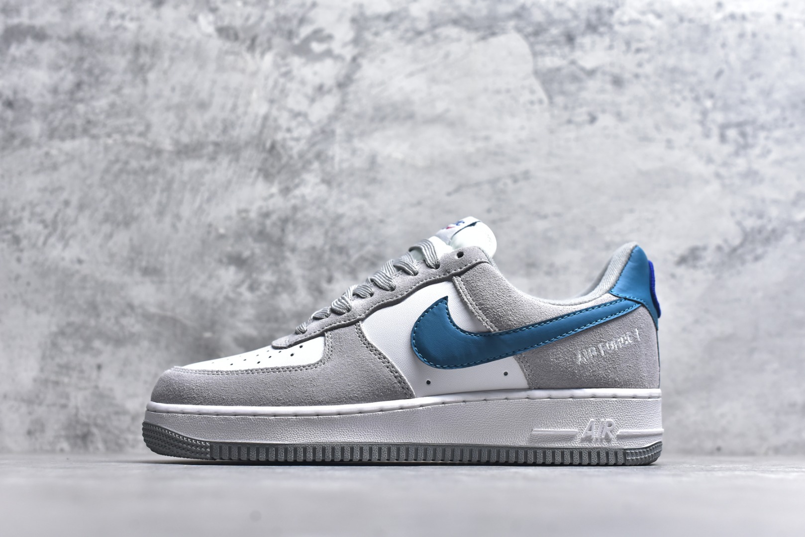 #Nike AIR FORCE 1‘07 空军一号低帮百搭休闲运动板鞋。柔软、弹性十足的缓震性能和出色的中底设计，横跨复古与现代的外型结合，造就出风靡全球三十多年的Force 1。 货号：DH7568 001 尺码：36 36.5 37.5 38 38.5 39 40 40.5 41 42 42.5 43 44 45-选品中心