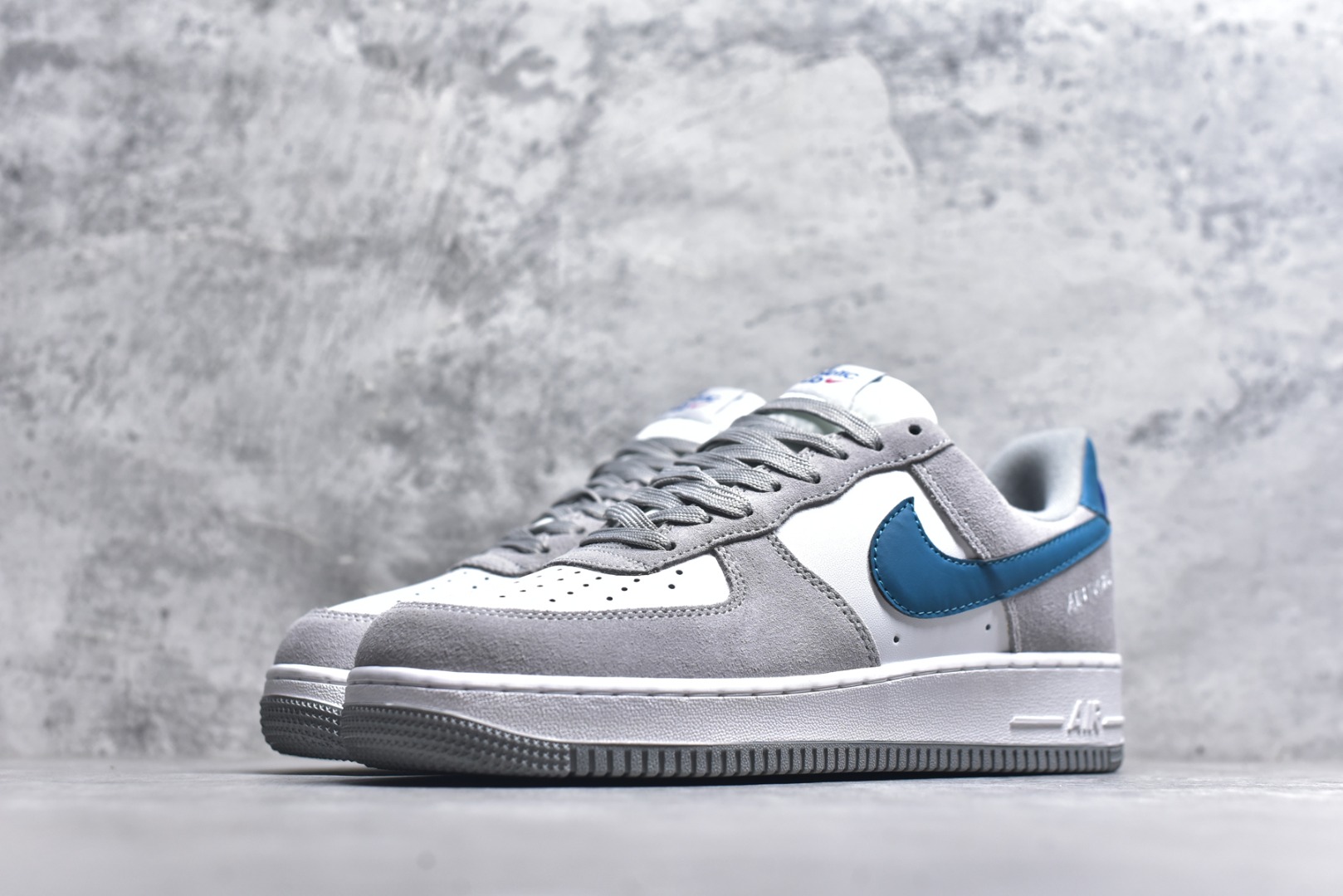 图片[2]-#Nike AIR FORCE 1‘07 空军一号低帮百搭休闲运动板鞋。柔软、弹性十足的缓震性能和出色的中底设计，横跨复古与现代的外型结合，造就出风靡全球三十多年的Force 1。 货号：DH7568 001 尺码：36 36.5 37.5 38 38.5 39 40 40.5 41 42 42.5 43 44 45-选品中心