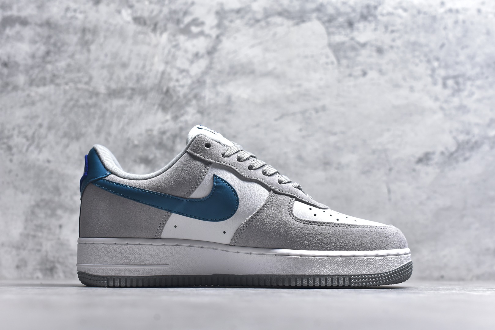 图片[3]-#Nike AIR FORCE 1‘07 空军一号低帮百搭休闲运动板鞋。柔软、弹性十足的缓震性能和出色的中底设计，横跨复古与现代的外型结合，造就出风靡全球三十多年的Force 1。 货号：DH7568 001 尺码：36 36.5 37.5 38 38.5 39 40 40.5 41 42 42.5 43 44 45-选品中心