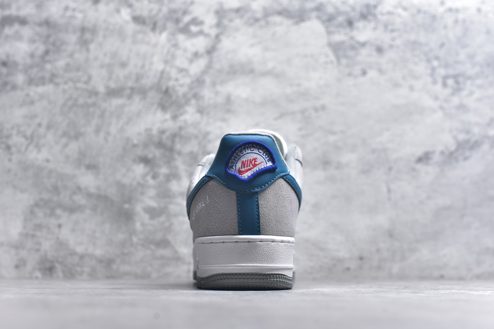 图片[5]-#Nike AIR FORCE 1‘07 空军一号低帮百搭休闲运动板鞋。柔软、弹性十足的缓震性能和出色的中底设计，横跨复古与现代的外型结合，造就出风靡全球三十多年的Force 1。 货号：DH7568 001 尺码：36 36.5 37.5 38 38.5 39 40 40.5 41 42 42.5 43 44 45-选品中心