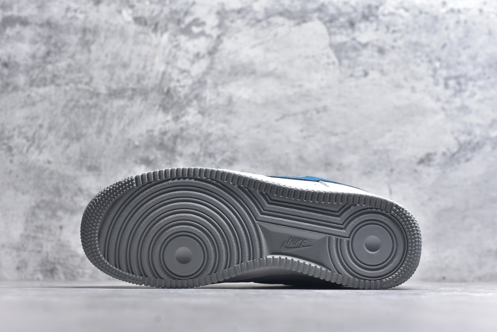 图片[6]-#Nike AIR FORCE 1‘07 空军一号低帮百搭休闲运动板鞋。柔软、弹性十足的缓震性能和出色的中底设计，横跨复古与现代的外型结合，造就出风靡全球三十多年的Force 1。 货号：DH7568 001 尺码：36 36.5 37.5 38 38.5 39 40 40.5 41 42 42.5 43 44 45-选品中心