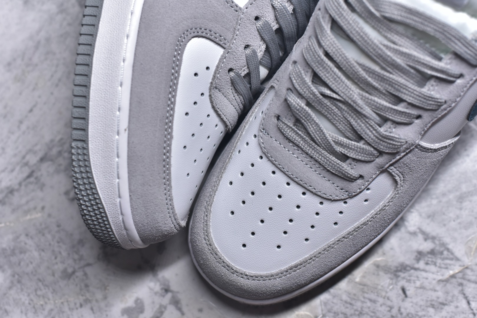 图片[8]-#Nike AIR FORCE 1‘07 空军一号低帮百搭休闲运动板鞋。柔软、弹性十足的缓震性能和出色的中底设计，横跨复古与现代的外型结合，造就出风靡全球三十多年的Force 1。 货号：DH7568 001 尺码：36 36.5 37.5 38 38.5 39 40 40.5 41 42 42.5 43 44 45-选品中心