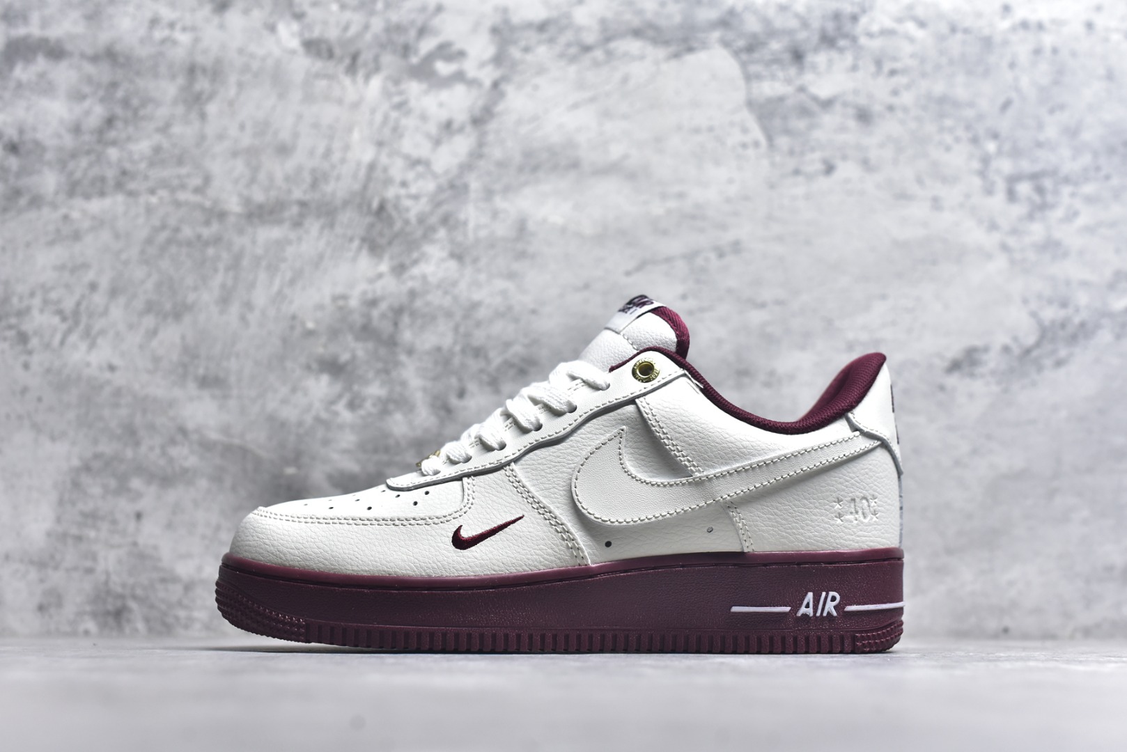 #Nike AIR FORCE 1‘07 空军一号低帮百搭休闲运动板鞋。柔软、弹性十足的缓震性能和出色的中底设计，横跨复古与现代的外型结合，造就出风靡全球三十多年的Force 1。 货号：DQ7582 100 尺码：36 36.5 37.5 38 38.5 39 40 40.5 41 42 42.5 43 44 45-选品中心