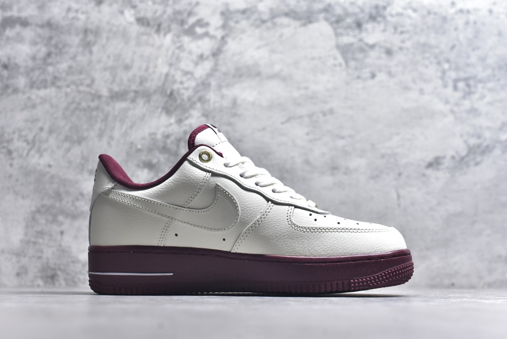 图片[3]-#Nike AIR FORCE 1‘07 空军一号低帮百搭休闲运动板鞋。柔软、弹性十足的缓震性能和出色的中底设计，横跨复古与现代的外型结合，造就出风靡全球三十多年的Force 1。 货号：DQ7582 100 尺码：36 36.5 37.5 38 38.5 39 40 40.5 41 42 42.5 43 44 45-选品中心