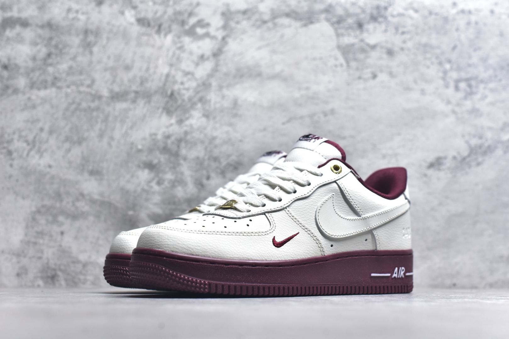 图片[2]-#Nike AIR FORCE 1‘07 空军一号低帮百搭休闲运动板鞋。柔软、弹性十足的缓震性能和出色的中底设计，横跨复古与现代的外型结合，造就出风靡全球三十多年的Force 1。 货号：DQ7582 100 尺码：36 36.5 37.5 38 38.5 39 40 40.5 41 42 42.5 43 44 45-选品中心