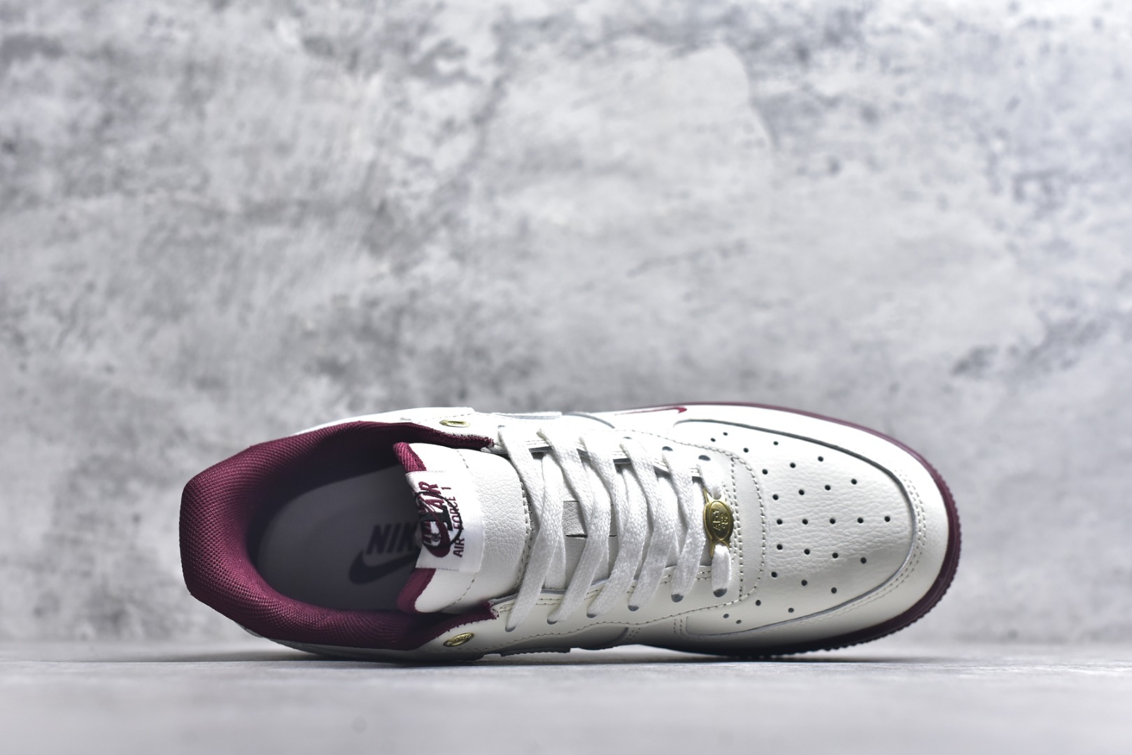 图片[4]-#Nike AIR FORCE 1‘07 空军一号低帮百搭休闲运动板鞋。柔软、弹性十足的缓震性能和出色的中底设计，横跨复古与现代的外型结合，造就出风靡全球三十多年的Force 1。 货号：DQ7582 100 尺码：36 36.5 37.5 38 38.5 39 40 40.5 41 42 42.5 43 44 45-选品中心