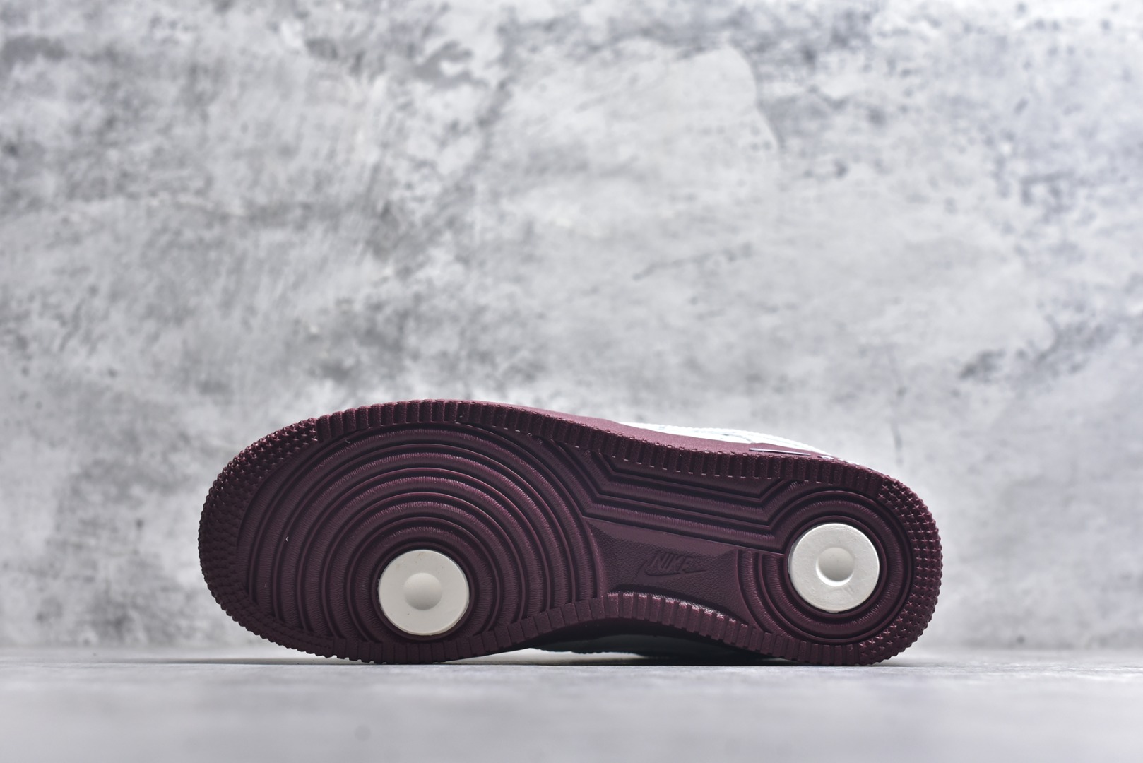 图片[6]-#Nike AIR FORCE 1‘07 空军一号低帮百搭休闲运动板鞋。柔软、弹性十足的缓震性能和出色的中底设计，横跨复古与现代的外型结合，造就出风靡全球三十多年的Force 1。 货号：DQ7582 100 尺码：36 36.5 37.5 38 38.5 39 40 40.5 41 42 42.5 43 44 45-选品中心