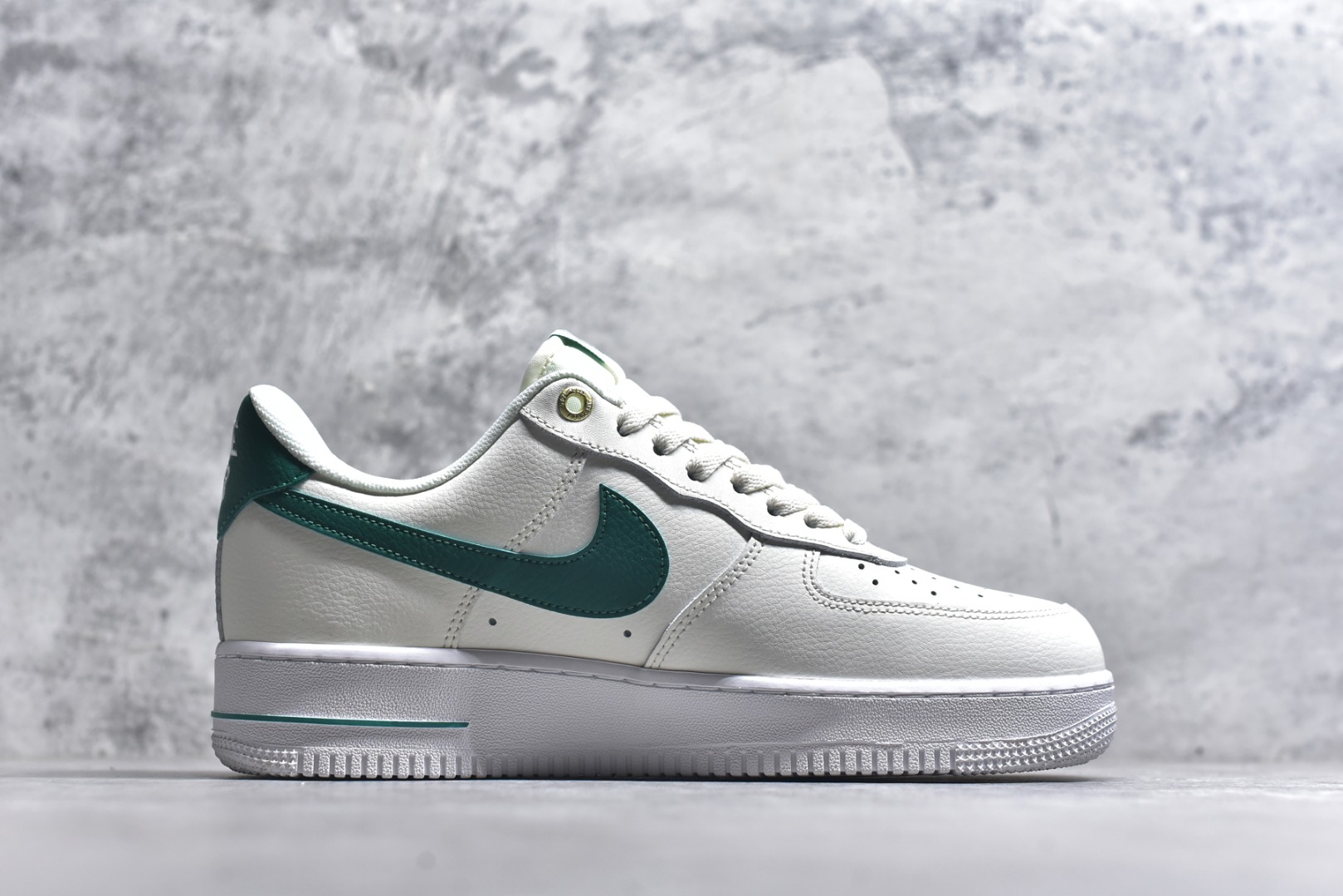 图片[3]-#Nike AIR FORCE 1‘07 空军一号低帮百搭休闲运动板鞋。柔软、弹性十足的缓震性能和出色的中底设计，横跨复古与现代的外型结合，造就出风靡全球三十多年的Force 1。 货号：DQ7582 101 尺码：36 36.5 37.5 38 38.5 39 40 40.5 41 42 42.5 43 44 45-选品中心