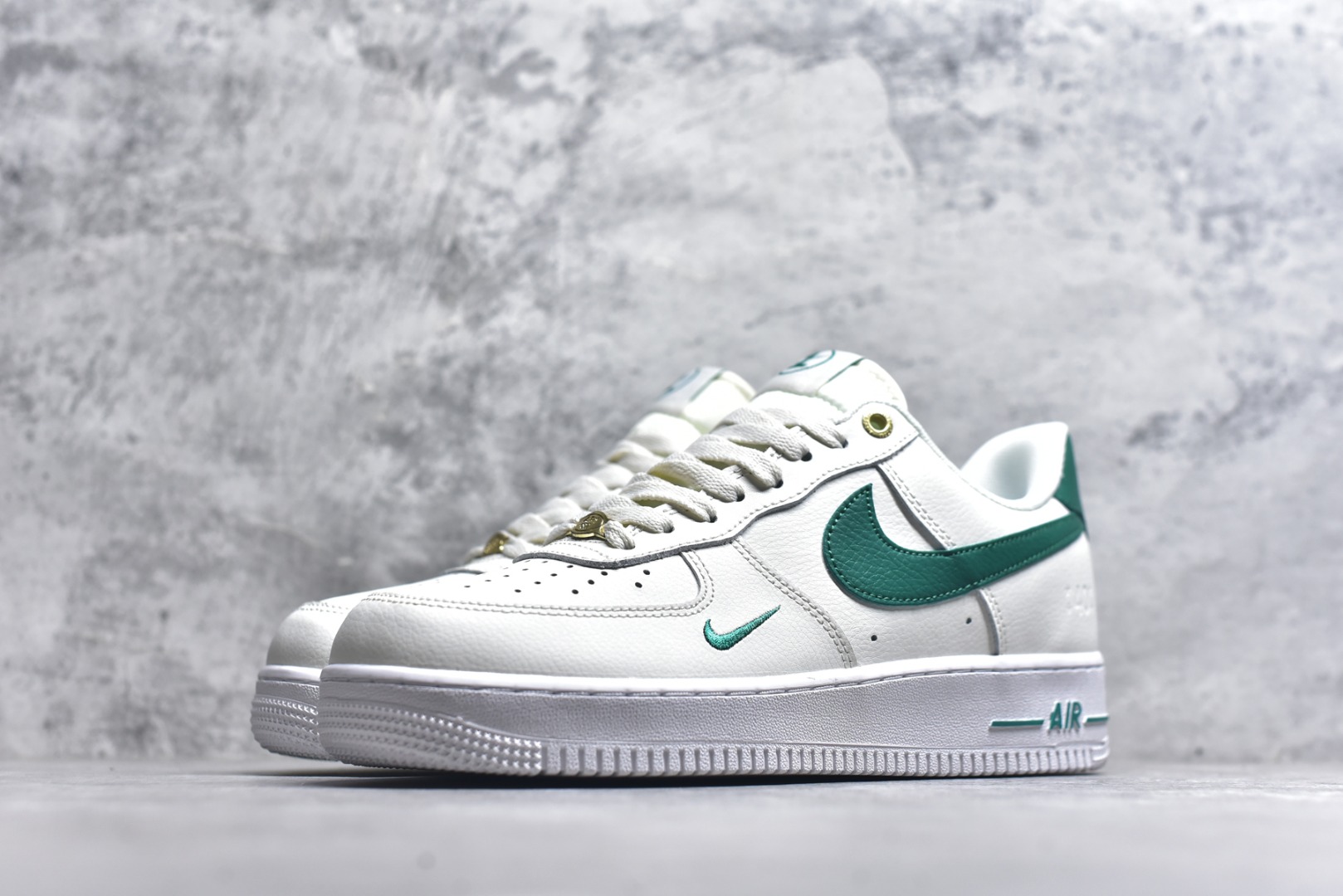 图片[2]-#Nike AIR FORCE 1‘07 空军一号低帮百搭休闲运动板鞋。柔软、弹性十足的缓震性能和出色的中底设计，横跨复古与现代的外型结合，造就出风靡全球三十多年的Force 1。 货号：DQ7582 101 尺码：36 36.5 37.5 38 38.5 39 40 40.5 41 42 42.5 43 44 45-选品中心