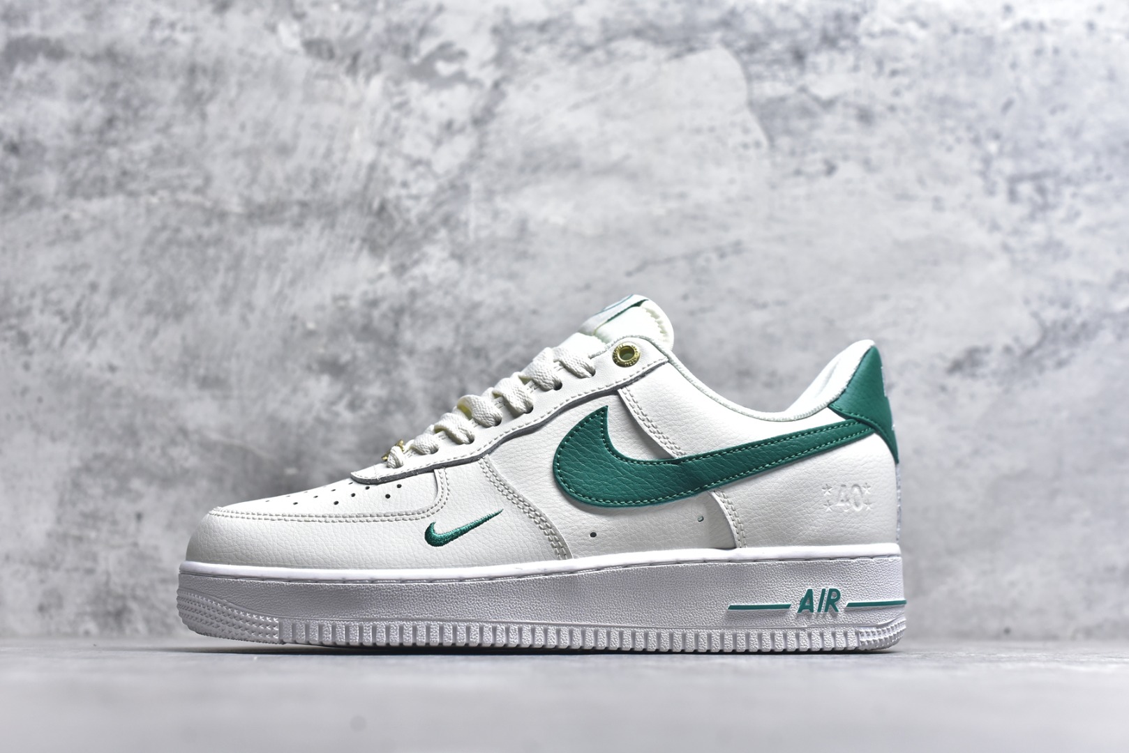 #Nike AIR FORCE 1‘07 空军一号低帮百搭休闲运动板鞋。柔软、弹性十足的缓震性能和出色的中底设计，横跨复古与现代的外型结合，造就出风靡全球三十多年的Force 1。 货号：DQ7582 101 尺码：36 36.5 37.5 38 38.5 39 40 40.5 41 42 42.5 43 44 45-选品中心