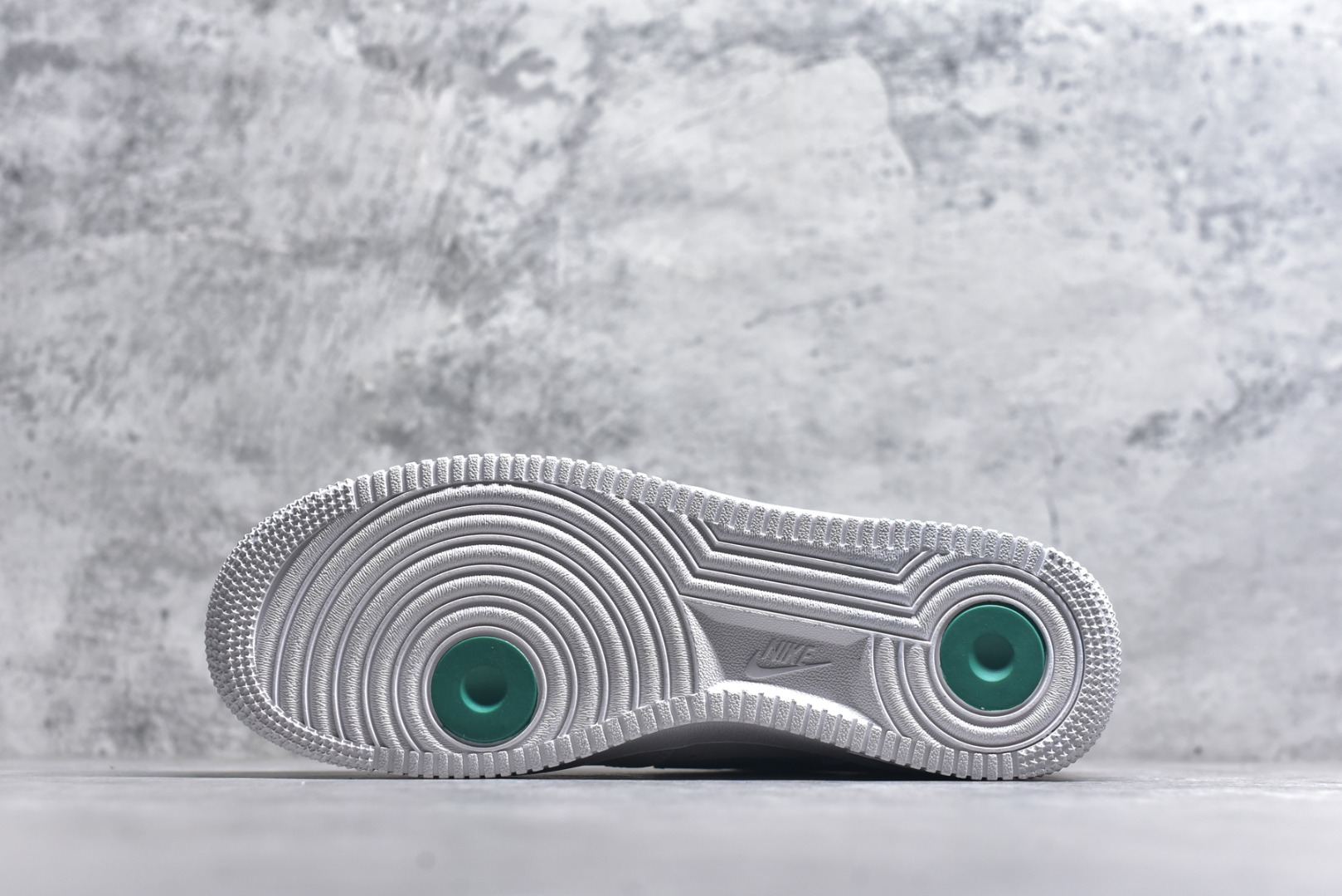 图片[6]-#Nike AIR FORCE 1‘07 空军一号低帮百搭休闲运动板鞋。柔软、弹性十足的缓震性能和出色的中底设计，横跨复古与现代的外型结合，造就出风靡全球三十多年的Force 1。 货号：DQ7582 101 尺码：36 36.5 37.5 38 38.5 39 40 40.5 41 42 42.5 43 44 45-选品中心