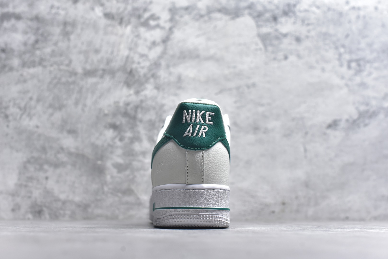 图片[5]-#Nike AIR FORCE 1‘07 空军一号低帮百搭休闲运动板鞋。柔软、弹性十足的缓震性能和出色的中底设计，横跨复古与现代的外型结合，造就出风靡全球三十多年的Force 1。 货号：DQ7582 101 尺码：36 36.5 37.5 38 38.5 39 40 40.5 41 42 42.5 43 44 45-选品中心