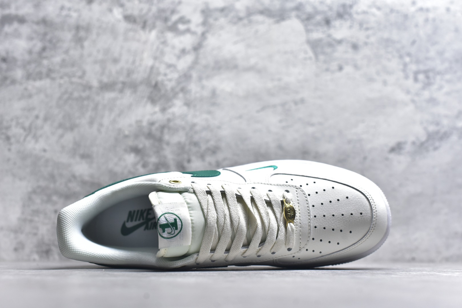 图片[4]-#Nike AIR FORCE 1‘07 空军一号低帮百搭休闲运动板鞋。柔软、弹性十足的缓震性能和出色的中底设计，横跨复古与现代的外型结合，造就出风靡全球三十多年的Force 1。 货号：DQ7582 101 尺码：36 36.5 37.5 38 38.5 39 40 40.5 41 42 42.5 43 44 45-选品中心