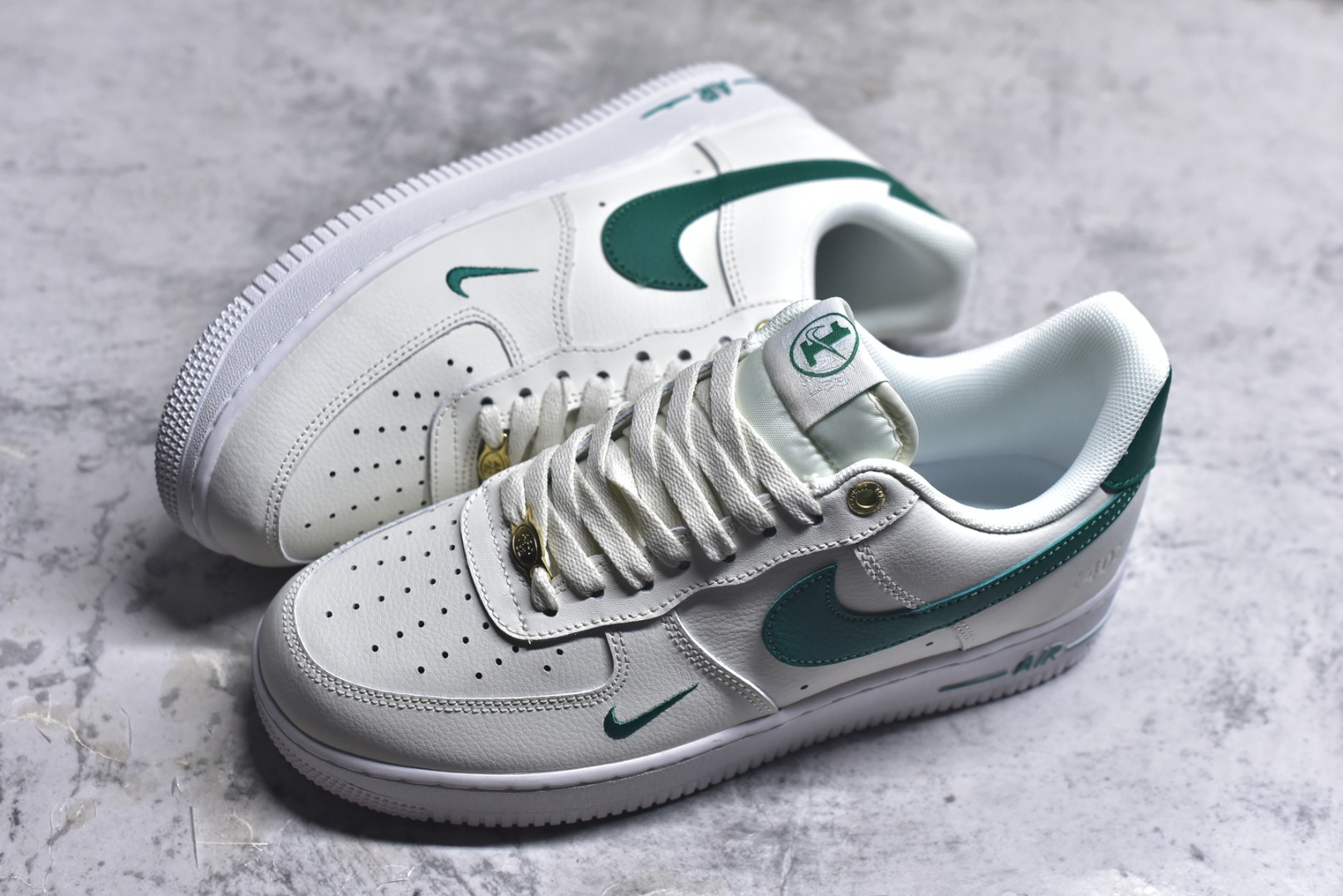 图片[7]-#Nike AIR FORCE 1‘07 空军一号低帮百搭休闲运动板鞋。柔软、弹性十足的缓震性能和出色的中底设计，横跨复古与现代的外型结合，造就出风靡全球三十多年的Force 1。 货号：DQ7582 101 尺码：36 36.5 37.5 38 38.5 39 40 40.5 41 42 42.5 43 44 45-选品中心