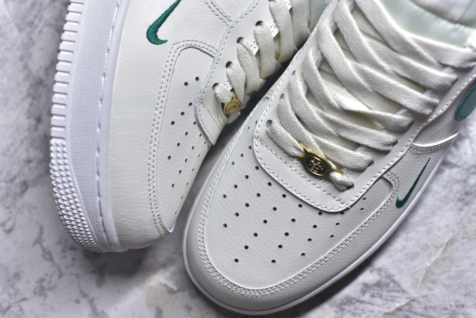 图片[8]-#Nike AIR FORCE 1‘07 空军一号低帮百搭休闲运动板鞋。柔软、弹性十足的缓震性能和出色的中底设计，横跨复古与现代的外型结合，造就出风靡全球三十多年的Force 1。 货号：DQ7582 101 尺码：36 36.5 37.5 38 38.5 39 40 40.5 41 42 42.5 43 44 45-选品中心