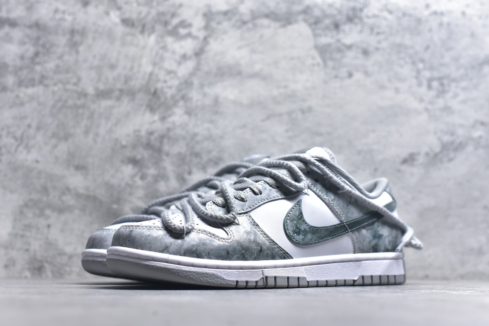 图片[2]-#Nike Dunk Low 凝灰纪元 灰色 鞋身以纯白为画布，如初雪覆盖的旷野，而迷彩般的灰纹肆意蔓延，赋予鞋面立体触感与地质张力。侧身Swoosh以哑光灰低调勾勒，恰如暗藏于纪元深处的符号印记。灰度并非单调，而是层次的艺术：当岩石的肌理落入初雪之境，从浅灰的朦胧到深灰的锐利，以灰度美学重新定义你的穿搭法则。 货号： HF5441-105 尺码： 40 40.5 41 42 42.5 43 44 44.5 45 46-选品中心
