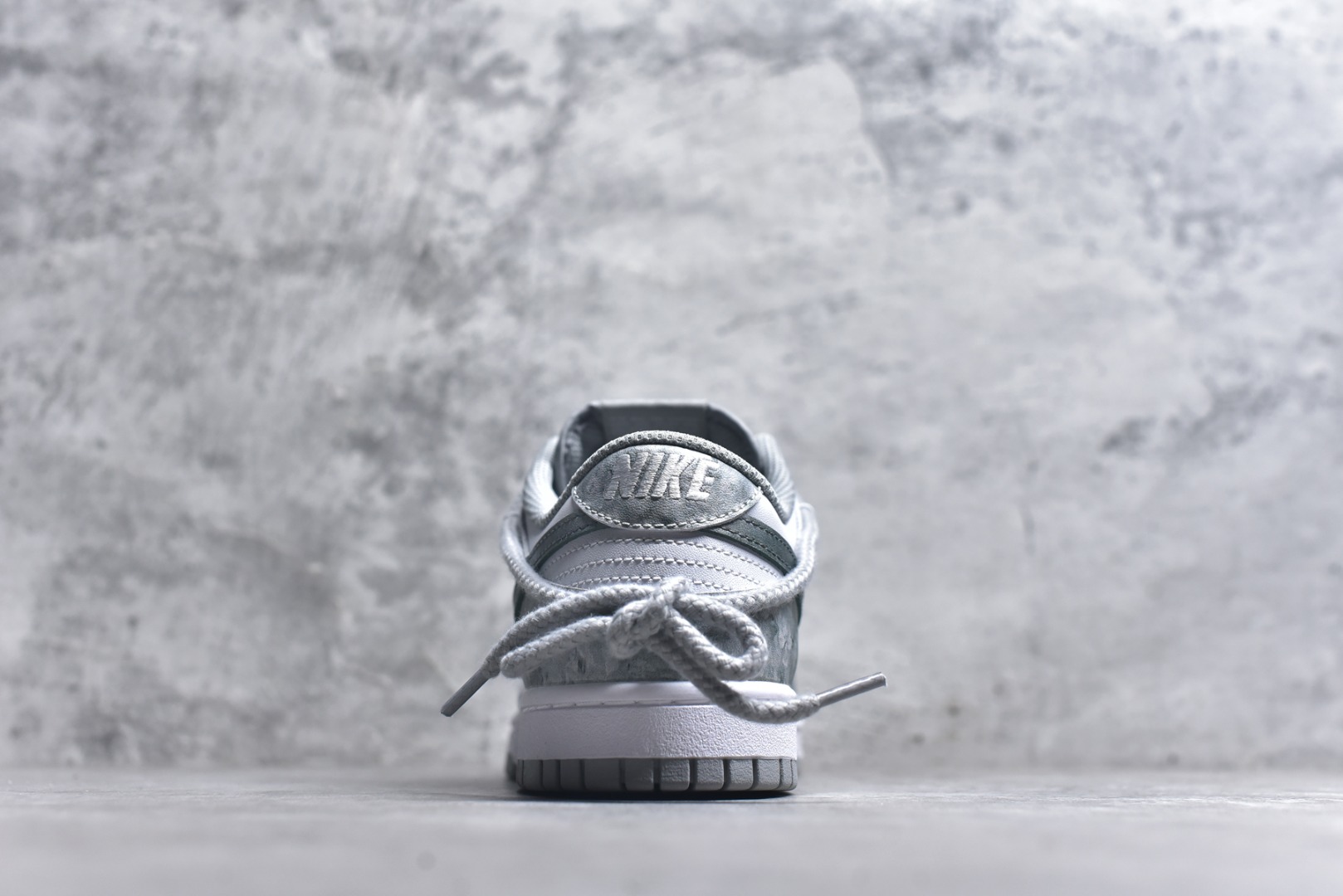 图片[5]-#Nike Dunk Low 凝灰纪元 灰色 鞋身以纯白为画布，如初雪覆盖的旷野，而迷彩般的灰纹肆意蔓延，赋予鞋面立体触感与地质张力。侧身Swoosh以哑光灰低调勾勒，恰如暗藏于纪元深处的符号印记。灰度并非单调，而是层次的艺术：当岩石的肌理落入初雪之境，从浅灰的朦胧到深灰的锐利，以灰度美学重新定义你的穿搭法则。 货号： HF5441-105 尺码： 40 40.5 41 42 42.5 43 44 44.5 45 46-选品中心