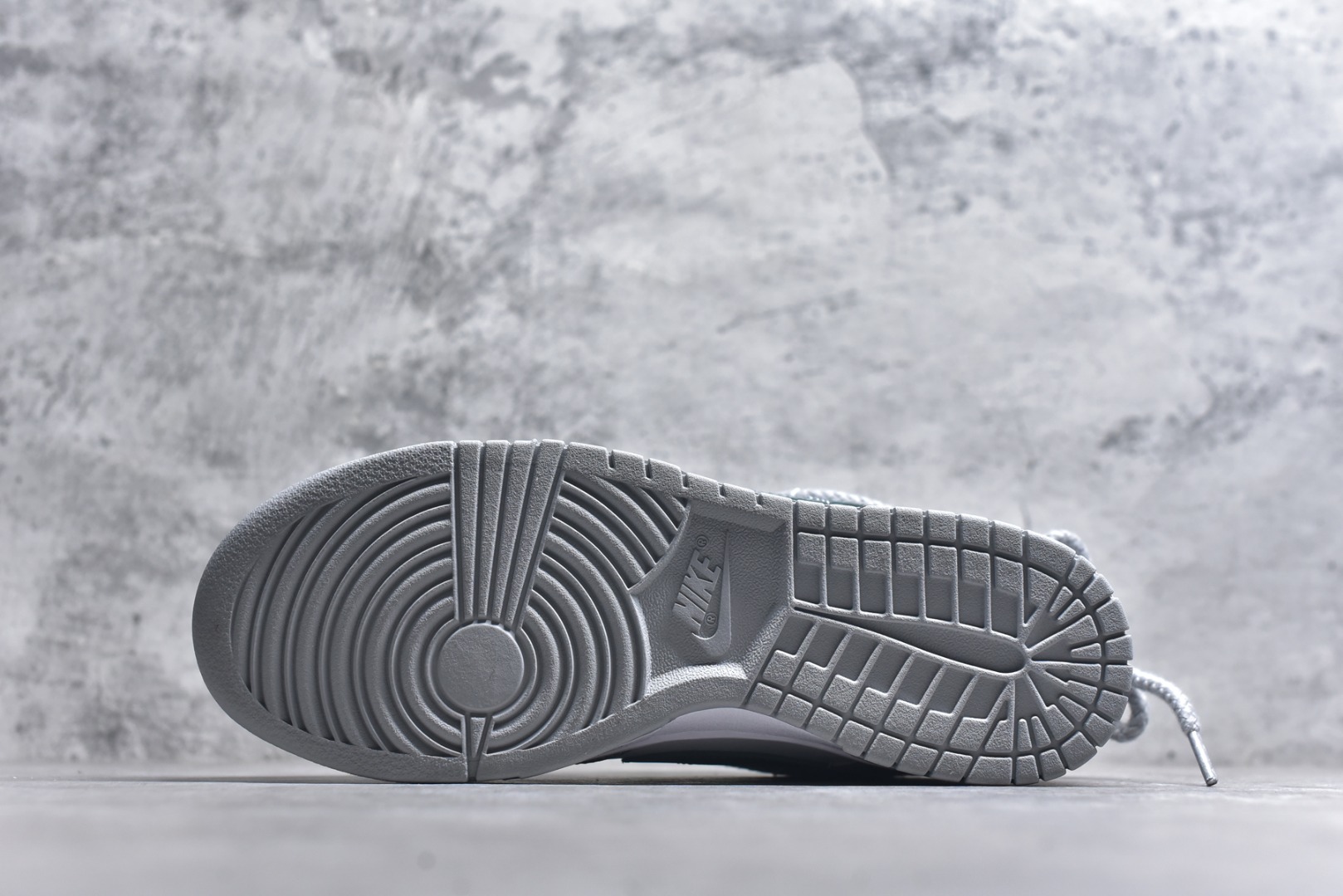 图片[6]-#Nike Dunk Low 凝灰纪元 灰色 鞋身以纯白为画布，如初雪覆盖的旷野，而迷彩般的灰纹肆意蔓延，赋予鞋面立体触感与地质张力。侧身Swoosh以哑光灰低调勾勒，恰如暗藏于纪元深处的符号印记。灰度并非单调，而是层次的艺术：当岩石的肌理落入初雪之境，从浅灰的朦胧到深灰的锐利，以灰度美学重新定义你的穿搭法则。 货号： HF5441-105 尺码： 40 40.5 41 42 42.5 43 44 44.5 45 46-选品中心