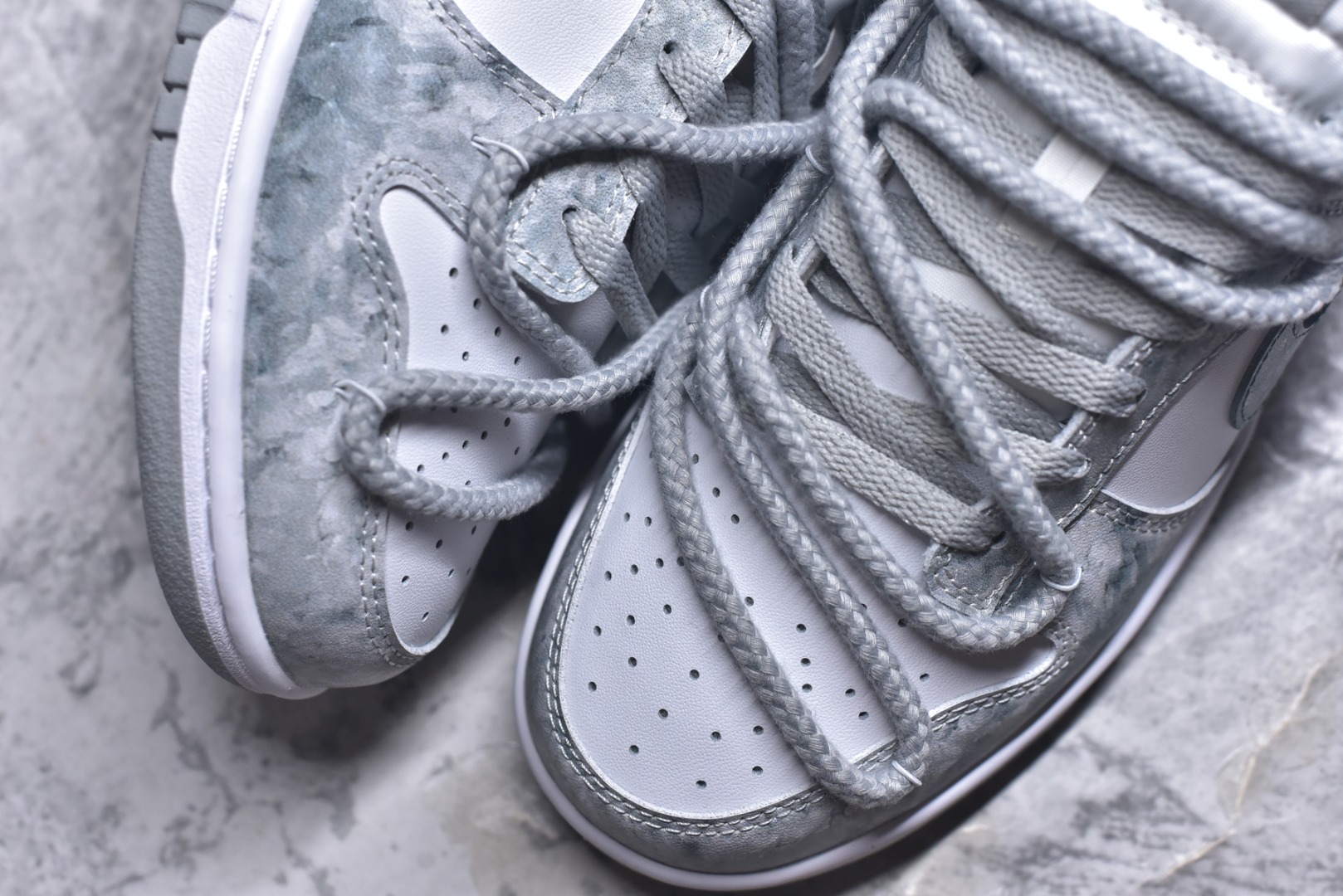 图片[8]-#Nike Dunk Low 凝灰纪元 灰色 鞋身以纯白为画布，如初雪覆盖的旷野，而迷彩般的灰纹肆意蔓延，赋予鞋面立体触感与地质张力。侧身Swoosh以哑光灰低调勾勒，恰如暗藏于纪元深处的符号印记。灰度并非单调，而是层次的艺术：当岩石的肌理落入初雪之境，从浅灰的朦胧到深灰的锐利，以灰度美学重新定义你的穿搭法则。 货号： HF5441-105 尺码： 40 40.5 41 42 42.5 43 44 44.5 45 46-选品中心