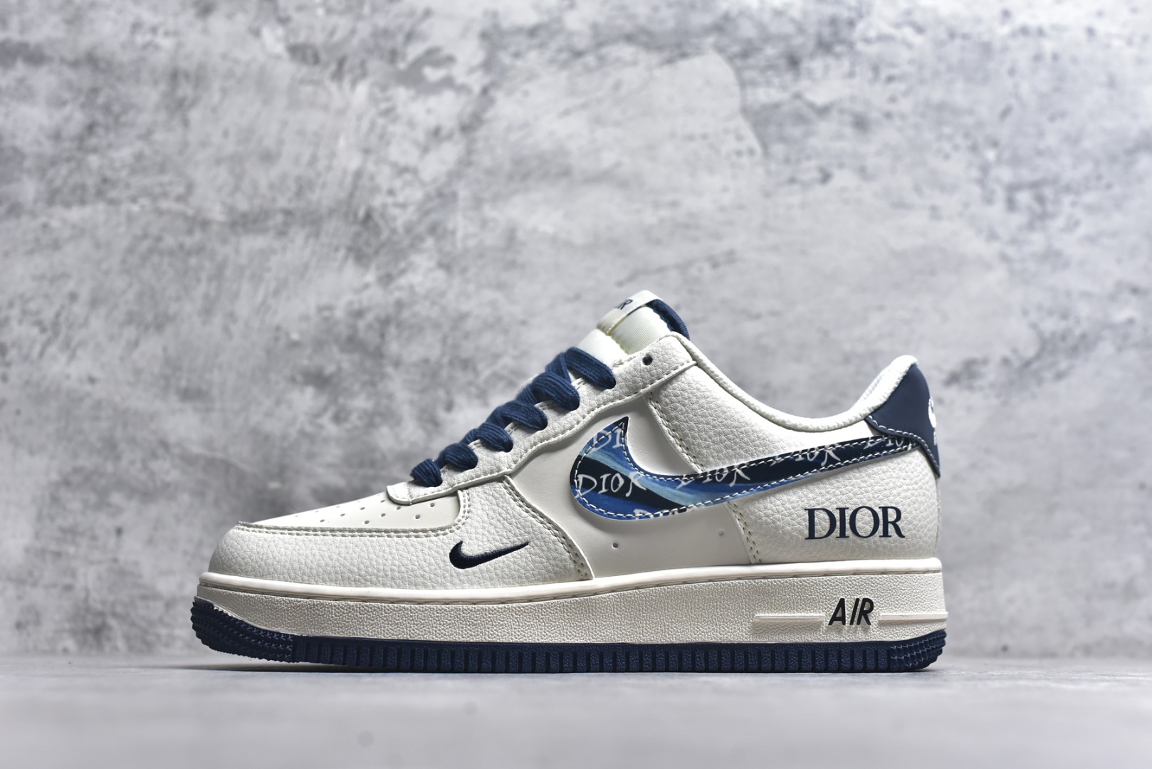 #海外限量发售！公司级NIke Air Force 1 \'07 Low “迪奥联名——蓝炫彩勾”空军一号 低帮 运动鞋 休闲鞋 折边针车 工艺难度大 原楦头原纸板 原装鞋盒 定制五金配件 内置全掌气垫 原厂鞋底 货号：XS1958-569 尺码：36 36.5 37.5 38 38.5 39 40 40.5 41 42 42.5 43 44 44.5 45-选品中心