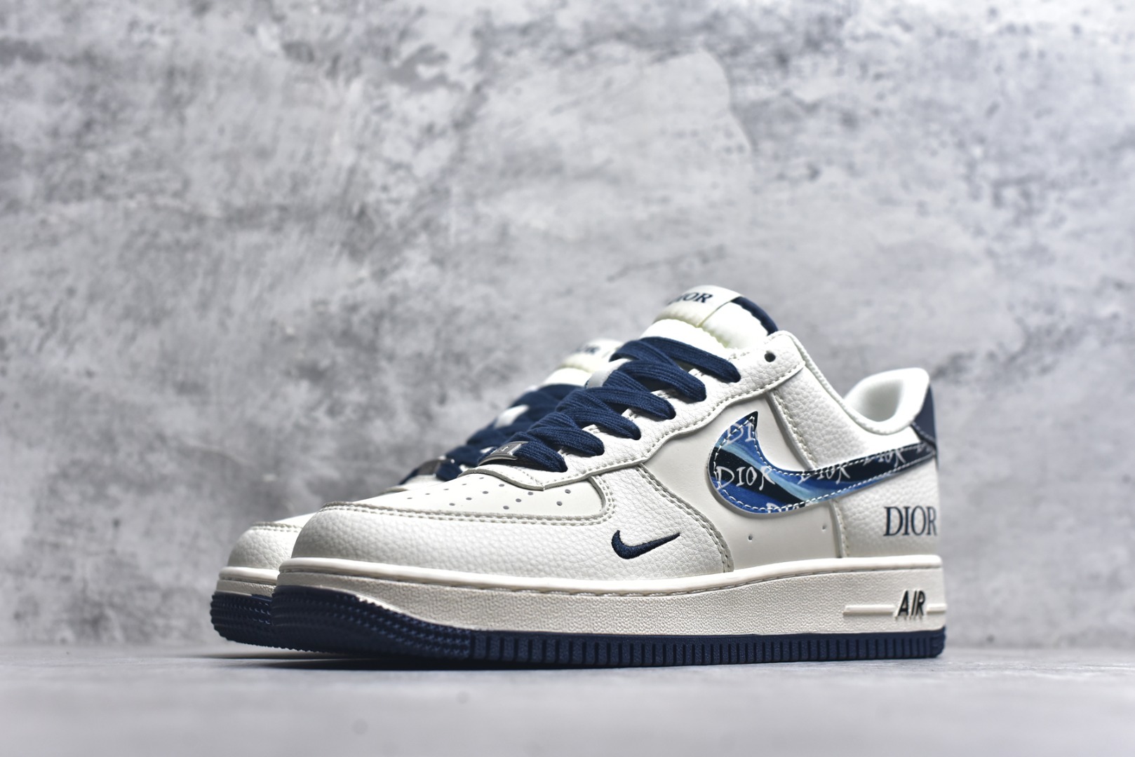 图片[2]-#海外限量发售！公司级NIke Air Force 1 \’07 Low “迪奥联名——蓝炫彩勾”空军一号 低帮 运动鞋 休闲鞋 折边针车 工艺难度大 原楦头原纸板 原装鞋盒 定制五金配件 内置全掌气垫 原厂鞋底 货号：XS1958-569 尺码：36 36.5 37.5 38 38.5 39 40 40.5 41 42 42.5 43 44 44.5 45-选品中心
