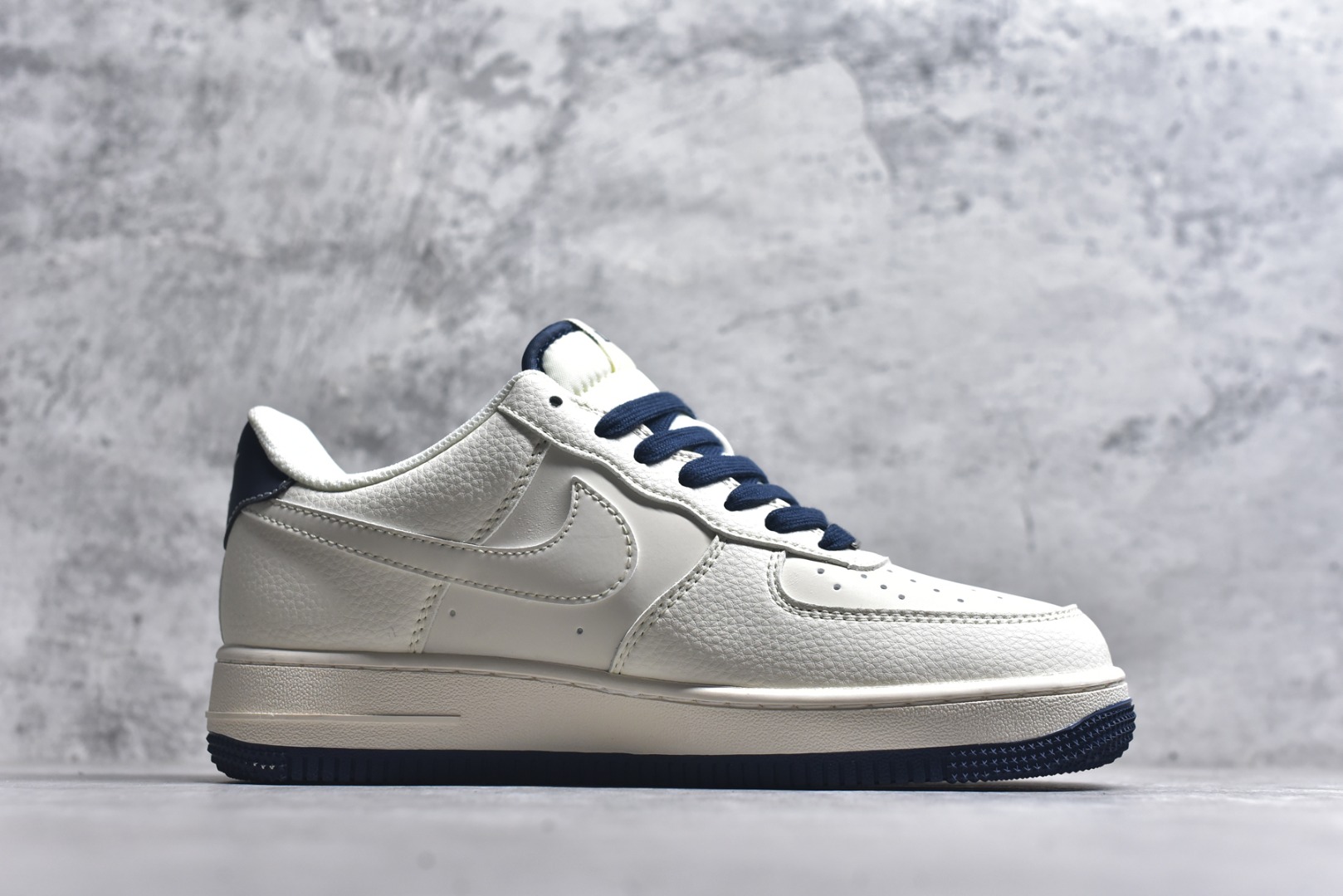 图片[3]-#海外限量发售！公司级NIke Air Force 1 \’07 Low “迪奥联名——蓝炫彩勾”空军一号 低帮 运动鞋 休闲鞋 折边针车 工艺难度大 原楦头原纸板 原装鞋盒 定制五金配件 内置全掌气垫 原厂鞋底 货号：XS1958-569 尺码：36 36.5 37.5 38 38.5 39 40 40.5 41 42 42.5 43 44 44.5 45-选品中心