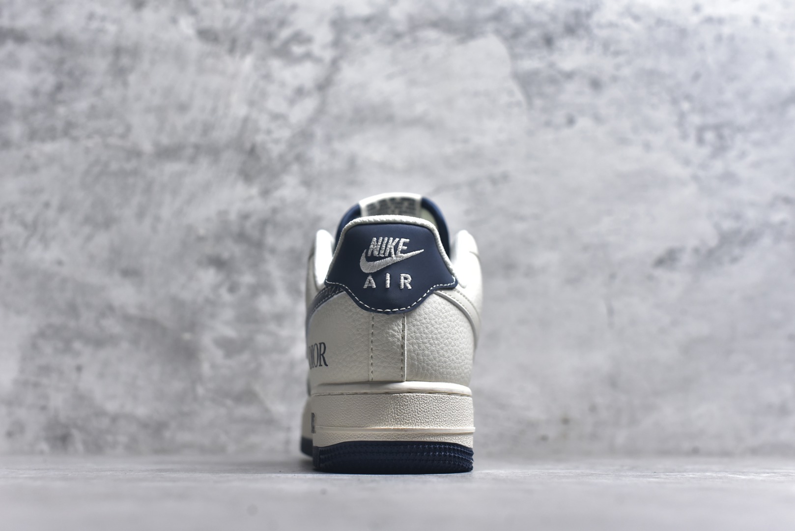 图片[5]-#海外限量发售！公司级NIke Air Force 1 \’07 Low “迪奥联名——蓝炫彩勾”空军一号 低帮 运动鞋 休闲鞋 折边针车 工艺难度大 原楦头原纸板 原装鞋盒 定制五金配件 内置全掌气垫 原厂鞋底 货号：XS1958-569 尺码：36 36.5 37.5 38 38.5 39 40 40.5 41 42 42.5 43 44 44.5 45-选品中心