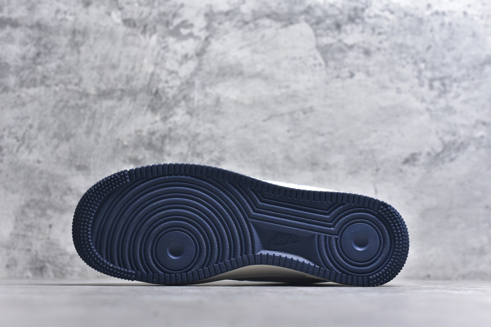 图片[6]-#海外限量发售！公司级NIke Air Force 1 \’07 Low “迪奥联名——蓝炫彩勾”空军一号 低帮 运动鞋 休闲鞋 折边针车 工艺难度大 原楦头原纸板 原装鞋盒 定制五金配件 内置全掌气垫 原厂鞋底 货号：XS1958-569 尺码：36 36.5 37.5 38 38.5 39 40 40.5 41 42 42.5 43 44 44.5 45-选品中心