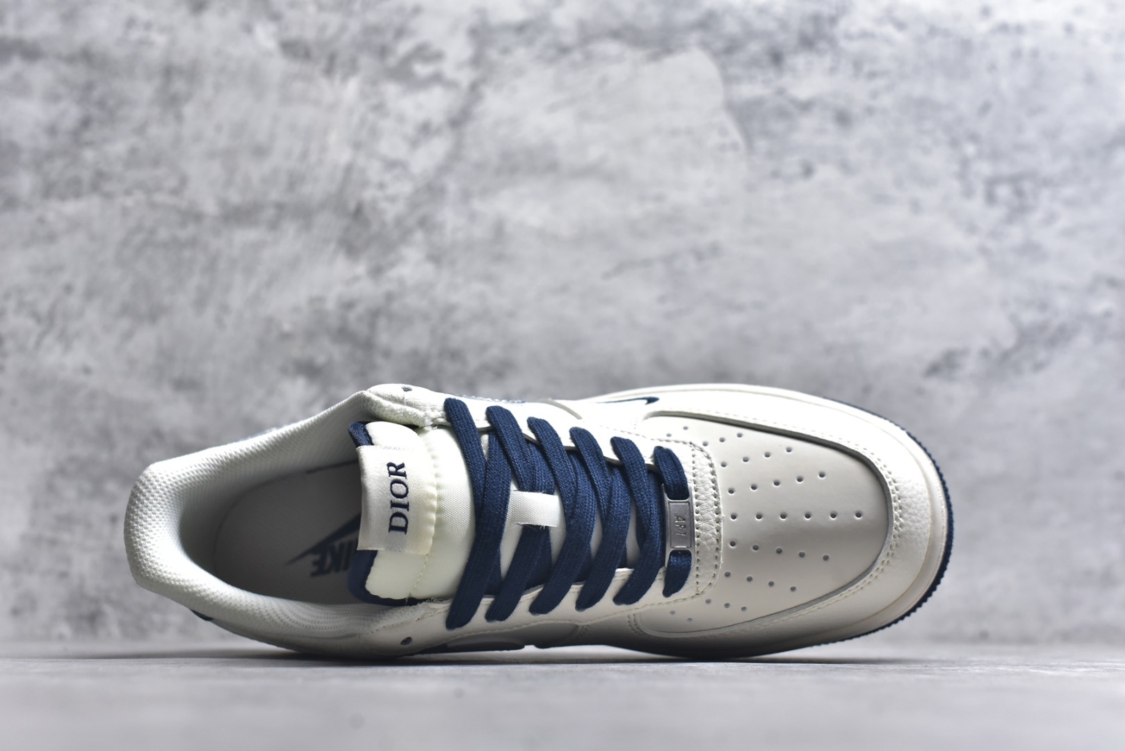 图片[4]-#海外限量发售！公司级NIke Air Force 1 \’07 Low “迪奥联名——蓝炫彩勾”空军一号 低帮 运动鞋 休闲鞋 折边针车 工艺难度大 原楦头原纸板 原装鞋盒 定制五金配件 内置全掌气垫 原厂鞋底 货号：XS1958-569 尺码：36 36.5 37.5 38 38.5 39 40 40.5 41 42 42.5 43 44 44.5 45-选品中心