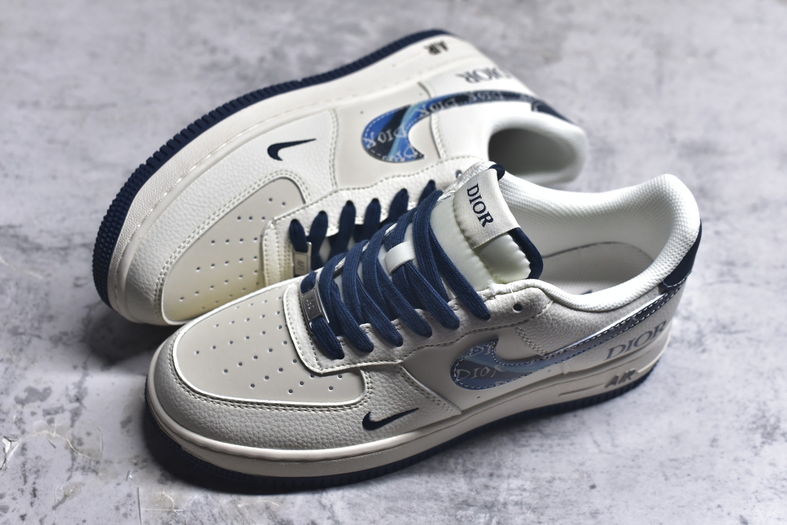 图片[7]-#海外限量发售！公司级NIke Air Force 1 \’07 Low “迪奥联名——蓝炫彩勾”空军一号 低帮 运动鞋 休闲鞋 折边针车 工艺难度大 原楦头原纸板 原装鞋盒 定制五金配件 内置全掌气垫 原厂鞋底 货号：XS1958-569 尺码：36 36.5 37.5 38 38.5 39 40 40.5 41 42 42.5 43 44 44.5 45-选品中心