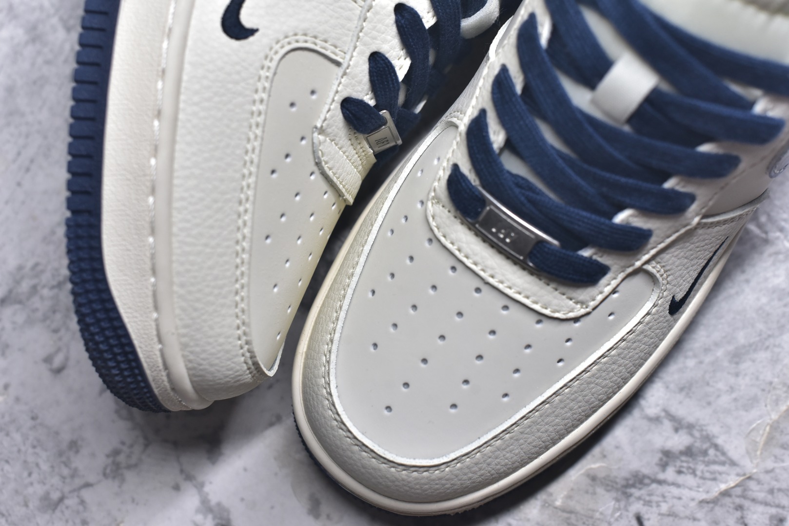 图片[8]-#海外限量发售！公司级NIke Air Force 1 \’07 Low “迪奥联名——蓝炫彩勾”空军一号 低帮 运动鞋 休闲鞋 折边针车 工艺难度大 原楦头原纸板 原装鞋盒 定制五金配件 内置全掌气垫 原厂鞋底 货号：XS1958-569 尺码：36 36.5 37.5 38 38.5 39 40 40.5 41 42 42.5 43 44 44.5 45-选品中心