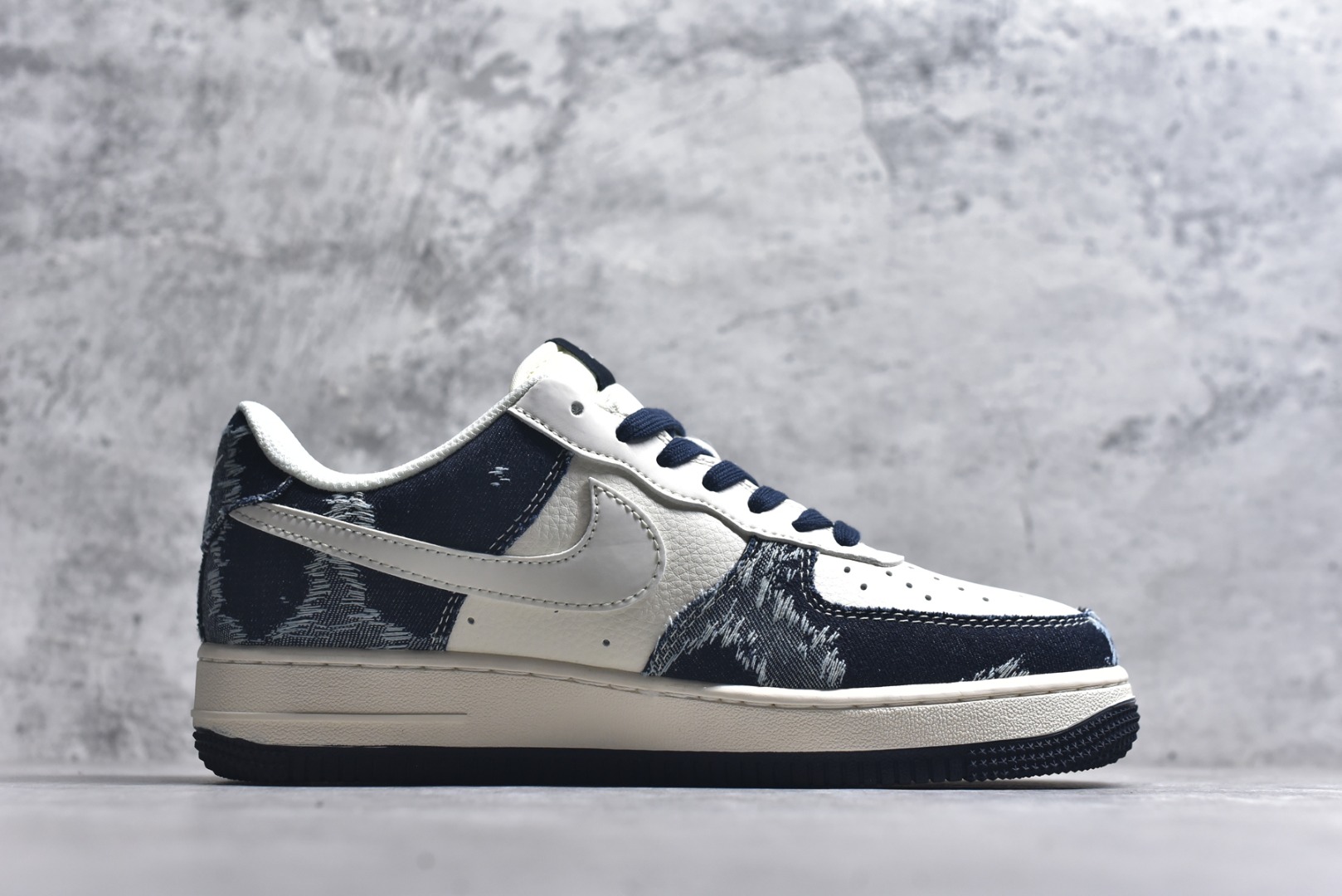 图片[3]-#海外限量发售！公司级NIke Air Force 1 \’07 Low “斯图西联名——复古牛仔”空军一号 低帮 运动鞋 休闲鞋 折边针车 工艺难度大 原楦头原纸板 原装鞋盒 定制五金配件 内置全掌气垫 原厂鞋底 货号：XS1958-578 尺码：36 36.5 37.5 38 38.5 39 40 40.5 41 42 42.5 43 44 44.5 45-选品中心