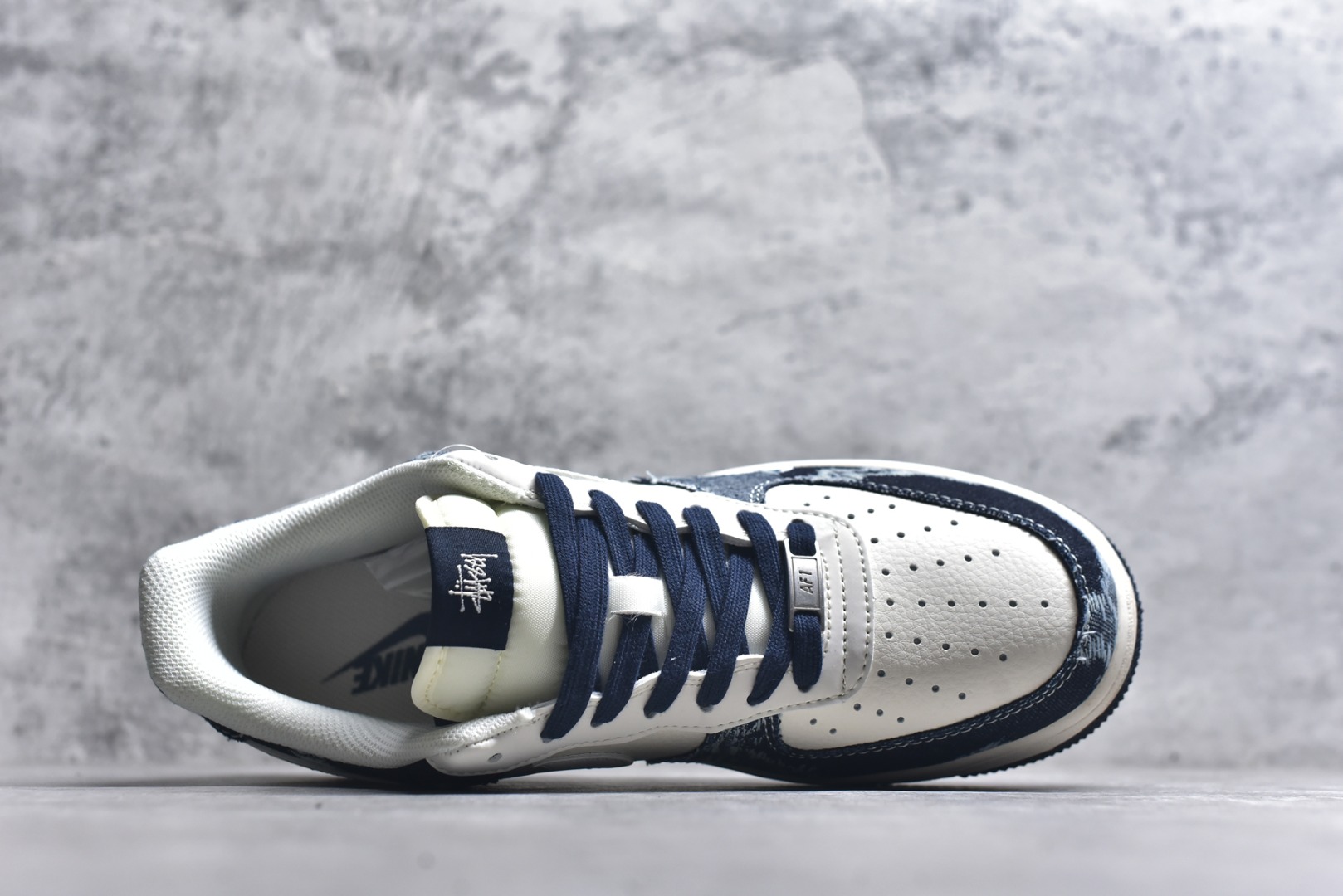 图片[4]-#海外限量发售！公司级NIke Air Force 1 \’07 Low “斯图西联名——复古牛仔”空军一号 低帮 运动鞋 休闲鞋 折边针车 工艺难度大 原楦头原纸板 原装鞋盒 定制五金配件 内置全掌气垫 原厂鞋底 货号：XS1958-578 尺码：36 36.5 37.5 38 38.5 39 40 40.5 41 42 42.5 43 44 44.5 45-选品中心