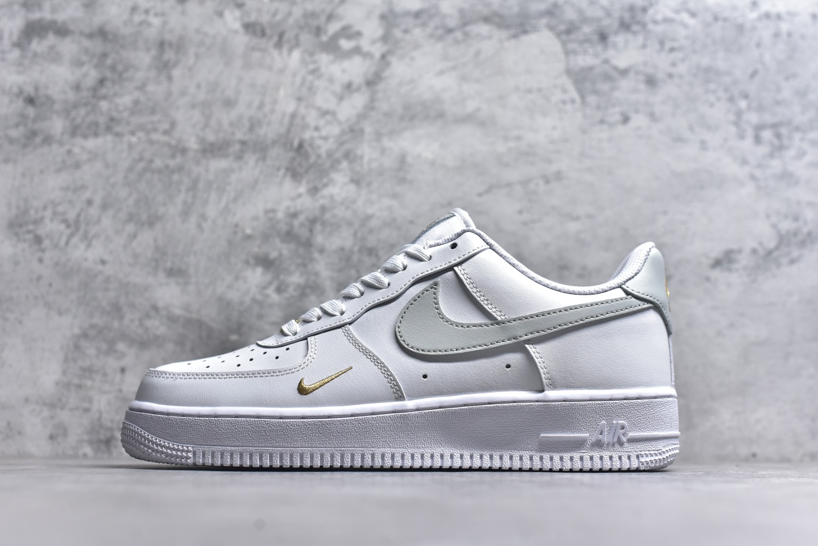 #Nike Air Force 1 Low 原厂冲刀皮料切割干净无任何毛边清洁度细节完美 做工细节全方位比对 原楦原纸板打造纯正空军专注外贸渠道全掌内置蜂窝气垫原盒配件原厂中底钢印拉帮完美 货号：CZ0270-106 尺码：36 36.5 37.5 38 38.5 39 40 40.5 41 42 42.5 43 44 44.5 45-选品中心