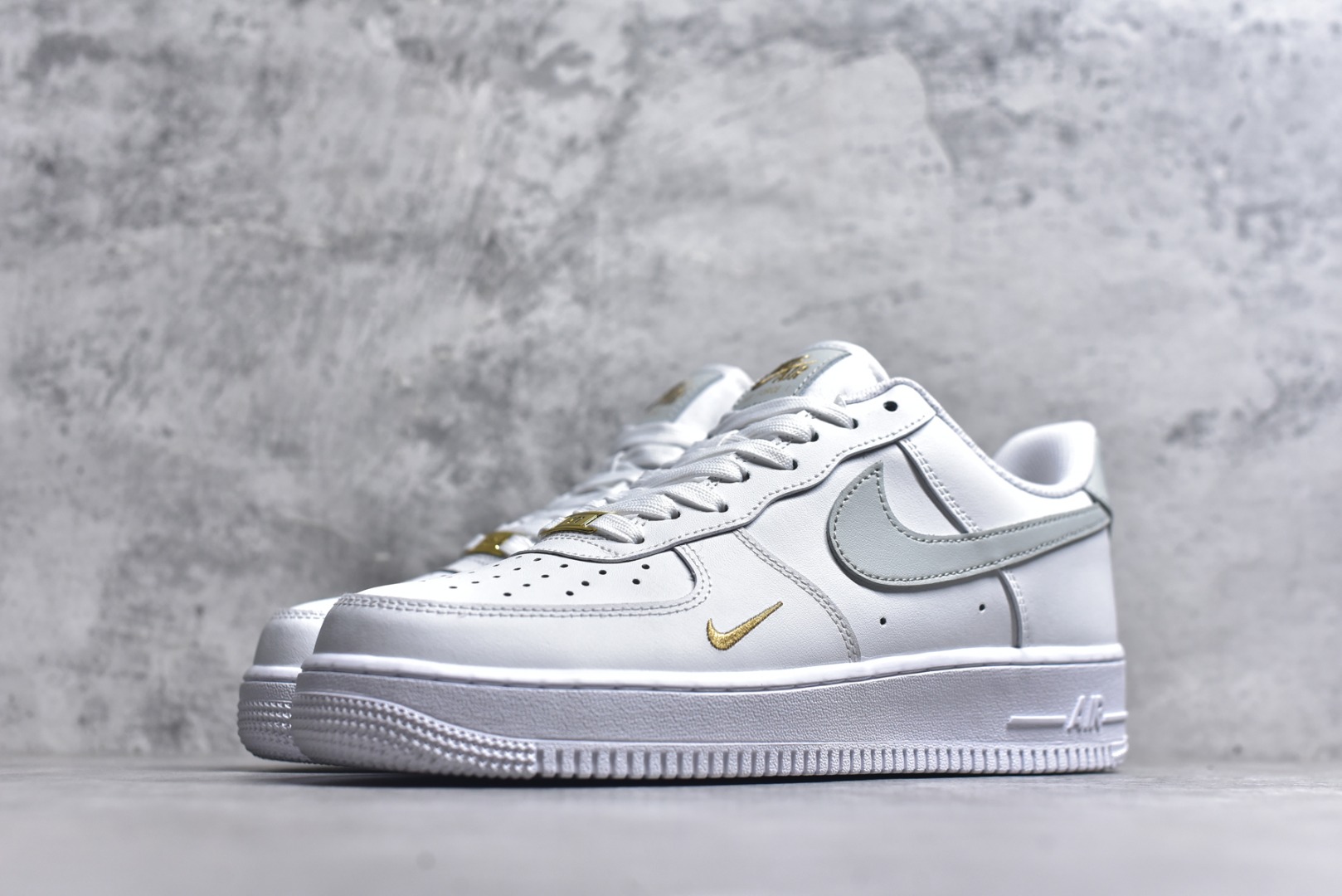 图片[2]-#Nike Air Force 1 Low 原厂冲刀皮料切割干净无任何毛边清洁度细节完美 做工细节全方位比对 原楦原纸板打造纯正空军专注外贸渠道全掌内置蜂窝气垫原盒配件原厂中底钢印拉帮完美 货号：CZ0270-106 尺码：36 36.5 37.5 38 38.5 39 40 40.5 41 42 42.5 43 44 44.5 45-选品中心