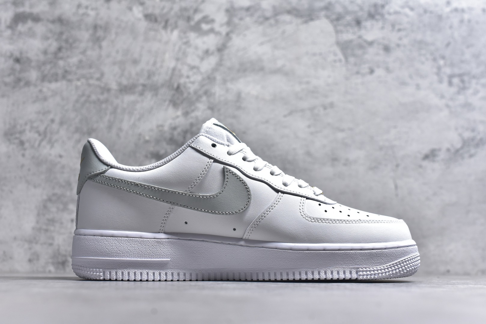 图片[3]-#Nike Air Force 1 Low 原厂冲刀皮料切割干净无任何毛边清洁度细节完美 做工细节全方位比对 原楦原纸板打造纯正空军专注外贸渠道全掌内置蜂窝气垫原盒配件原厂中底钢印拉帮完美 货号：CZ0270-106 尺码：36 36.5 37.5 38 38.5 39 40 40.5 41 42 42.5 43 44 44.5 45-选品中心