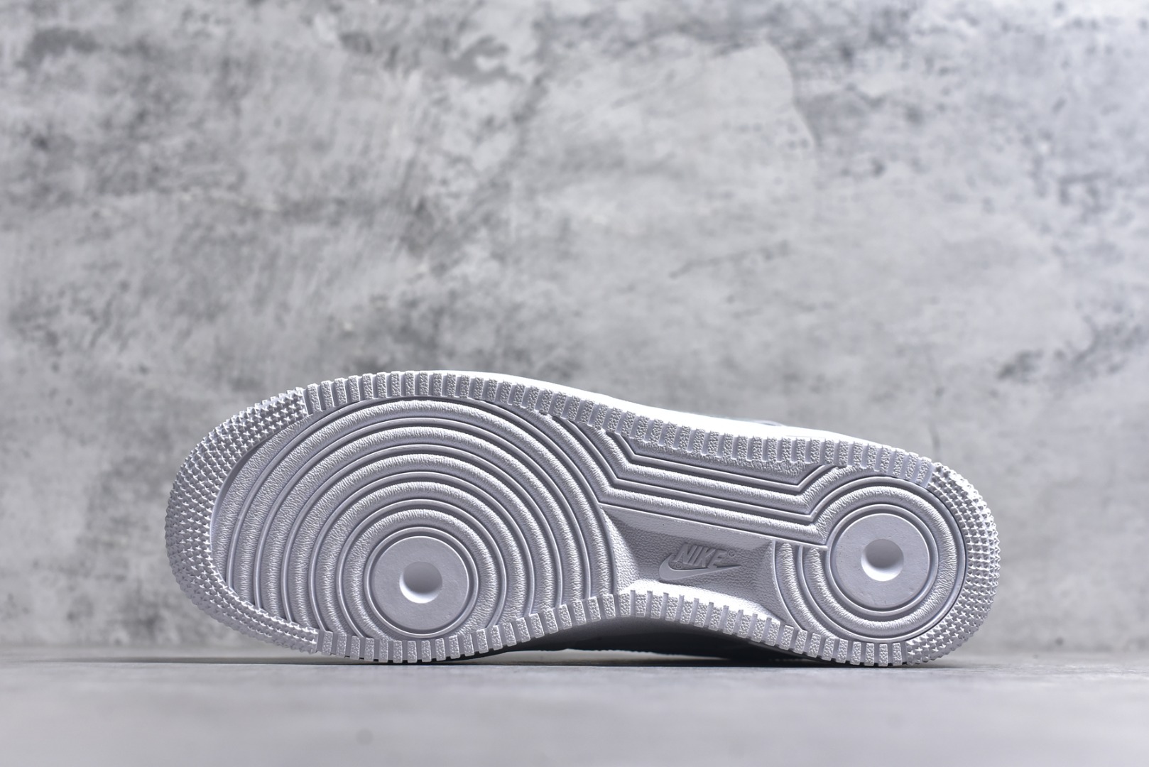 图片[6]-#Nike Air Force 1 Low 原厂冲刀皮料切割干净无任何毛边清洁度细节完美 做工细节全方位比对 原楦原纸板打造纯正空军专注外贸渠道全掌内置蜂窝气垫原盒配件原厂中底钢印拉帮完美 货号：CZ0270-106 尺码：36 36.5 37.5 38 38.5 39 40 40.5 41 42 42.5 43 44 44.5 45-选品中心