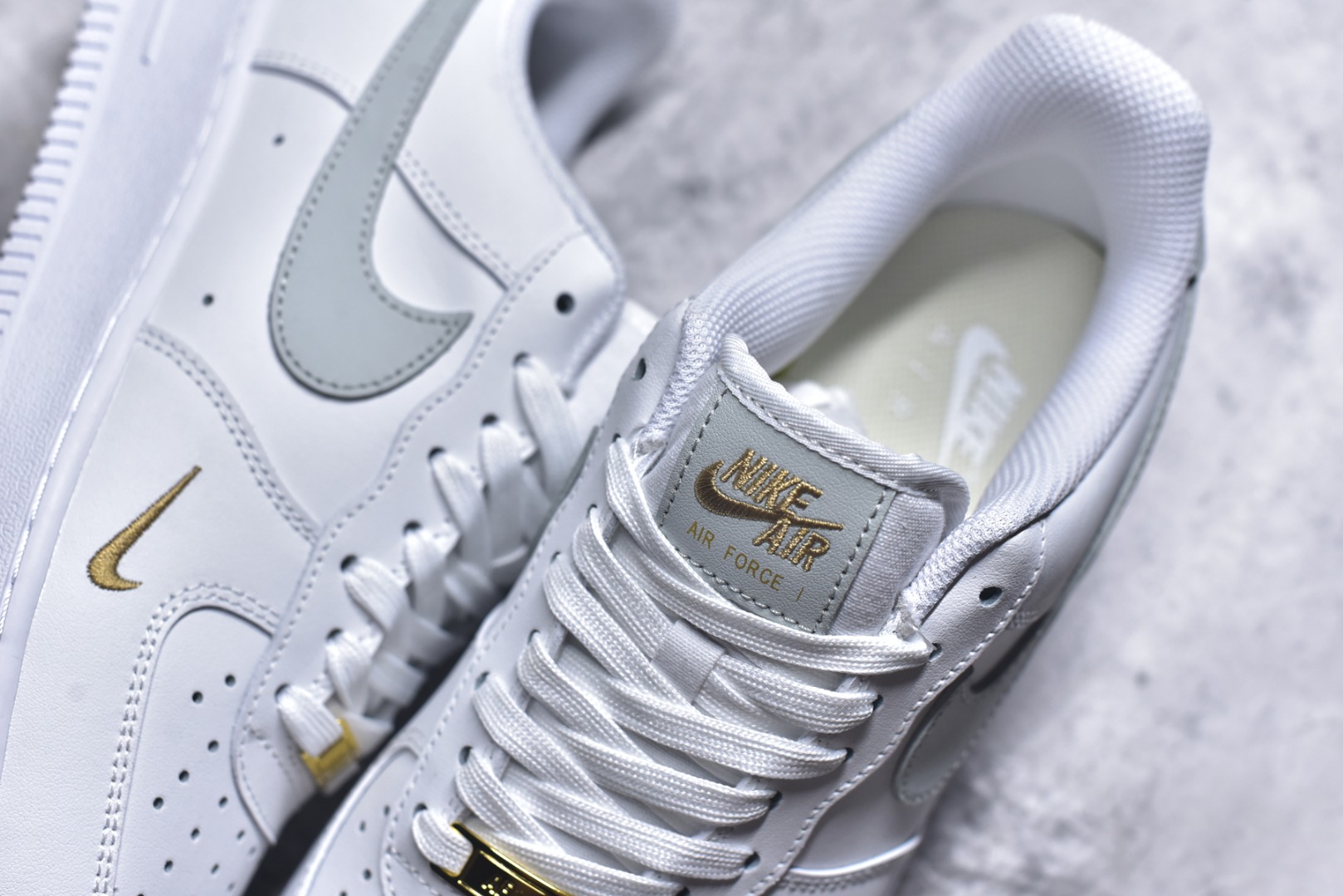 图片[9]-#Nike Air Force 1 Low 原厂冲刀皮料切割干净无任何毛边清洁度细节完美 做工细节全方位比对 原楦原纸板打造纯正空军专注外贸渠道全掌内置蜂窝气垫原盒配件原厂中底钢印拉帮完美 货号：CZ0270-106 尺码：36 36.5 37.5 38 38.5 39 40 40.5 41 42 42.5 43 44 44.5 45-选品中心