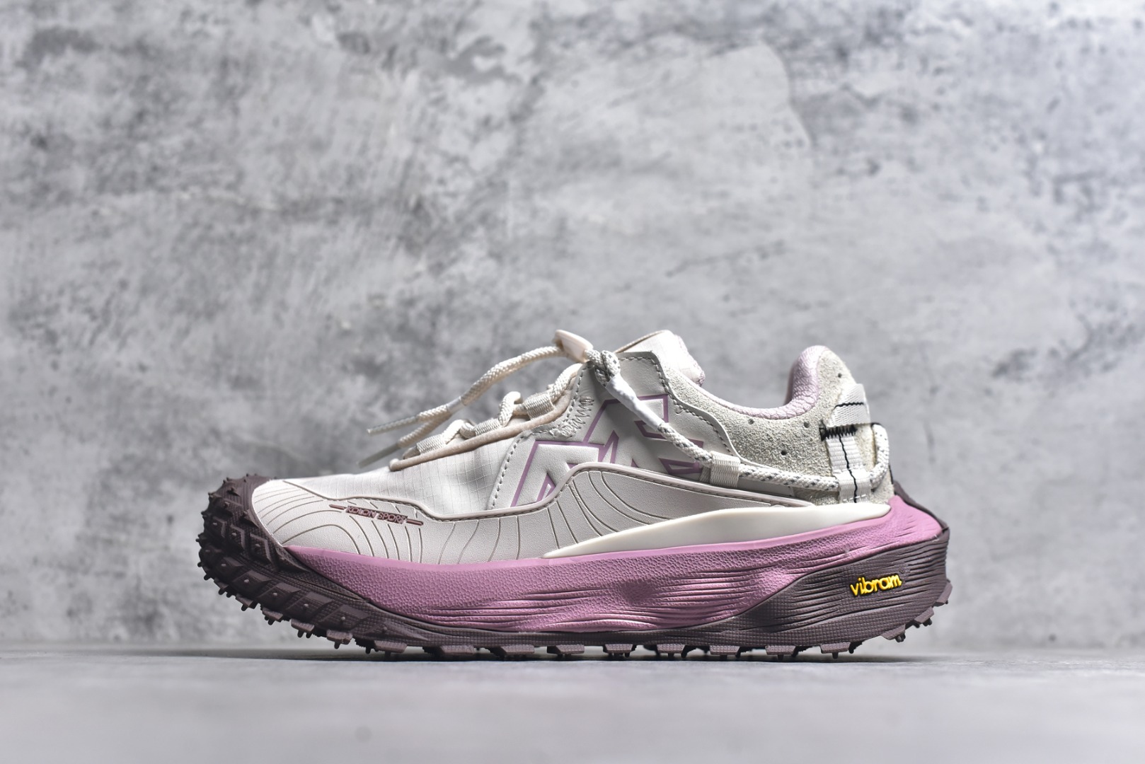 #可隆KOLON LITCAMP GTX 防水支撑轻便回弹 低帮徒步鞋 广东纯原大厂出品 纯原版本 脚感软到像踩云朵☁️—鞋面柔软贴合脚型 走石子路也不硌脚 防滑V黄金大底纹路深似锯齿，泥地、陡坡都稳稳拿捏 下雨天也不怕打滑 黑色耐脏又百搭 日常穿去上班是低调质感 进山徒步是可靠装备，从城市到山野，一双鞋承包所有 “出走计划” 货号： LUFG5A153722 尺码：36.5 37 38 38.5 39 40 40.5 41 42 42.5 43 44 45 46-选品中心