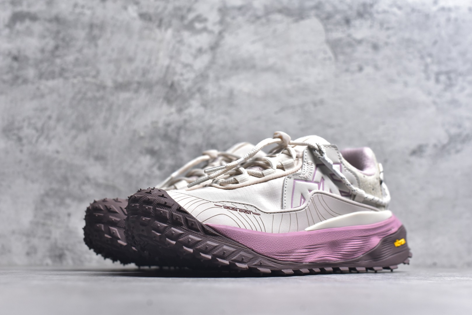 图片[2]-#可隆KOLON LITCAMP GTX 防水支撑轻便回弹 低帮徒步鞋 广东纯原大厂出品 纯原版本 脚感软到像踩云朵☁️—鞋面柔软贴合脚型 走石子路也不硌脚 防滑V黄金大底纹路深似锯齿，泥地、陡坡都稳稳拿捏 下雨天也不怕打滑 黑色耐脏又百搭 日常穿去上班是低调质感 进山徒步是可靠装备，从城市到山野，一双鞋承包所有 “出走计划” 货号： LUFG5A153722 尺码：36.5 37 38 38.5 39 40 40.5 41 42 42.5 43 44 45 46-选品中心