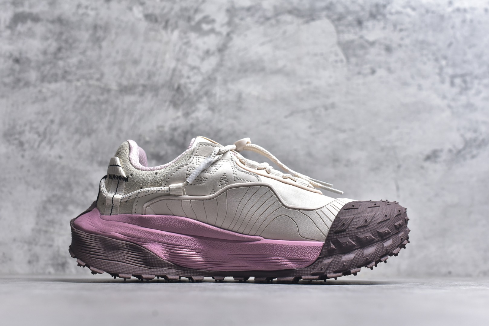 图片[3]-#可隆KOLON LITCAMP GTX 防水支撑轻便回弹 低帮徒步鞋 广东纯原大厂出品 纯原版本 脚感软到像踩云朵☁️—鞋面柔软贴合脚型 走石子路也不硌脚 防滑V黄金大底纹路深似锯齿，泥地、陡坡都稳稳拿捏 下雨天也不怕打滑 黑色耐脏又百搭 日常穿去上班是低调质感 进山徒步是可靠装备，从城市到山野，一双鞋承包所有 “出走计划” 货号： LUFG5A153722 尺码：36.5 37 38 38.5 39 40 40.5 41 42 42.5 43 44 45 46-选品中心