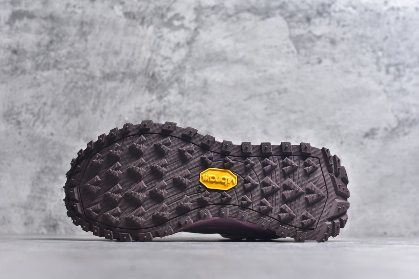 图片[6]-#可隆KOLON LITCAMP GTX 防水支撑轻便回弹 低帮徒步鞋 广东纯原大厂出品 纯原版本 脚感软到像踩云朵☁️—鞋面柔软贴合脚型 走石子路也不硌脚 防滑V黄金大底纹路深似锯齿，泥地、陡坡都稳稳拿捏 下雨天也不怕打滑 黑色耐脏又百搭 日常穿去上班是低调质感 进山徒步是可靠装备，从城市到山野，一双鞋承包所有 “出走计划” 货号： LUFG5A153722 尺码：36.5 37 38 38.5 39 40 40.5 41 42 42.5 43 44 45 46-选品中心