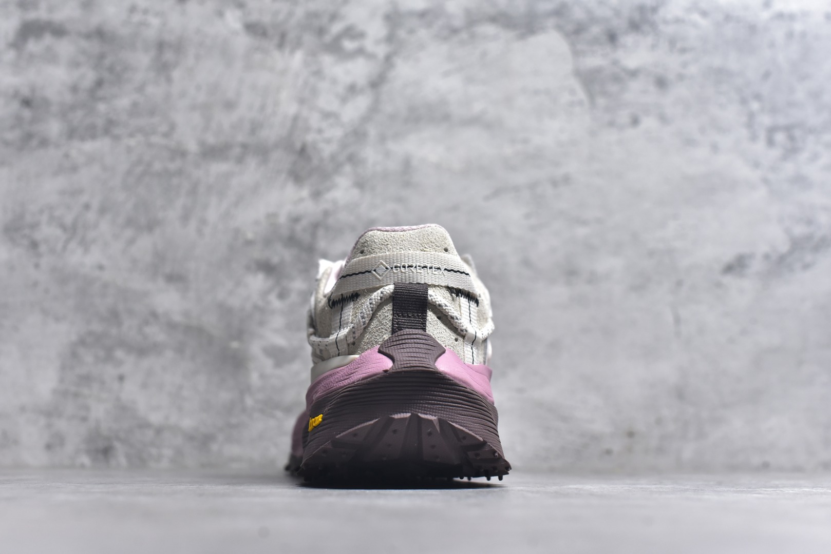 图片[5]-#可隆KOLON LITCAMP GTX 防水支撑轻便回弹 低帮徒步鞋 广东纯原大厂出品 纯原版本 脚感软到像踩云朵☁️—鞋面柔软贴合脚型 走石子路也不硌脚 防滑V黄金大底纹路深似锯齿，泥地、陡坡都稳稳拿捏 下雨天也不怕打滑 黑色耐脏又百搭 日常穿去上班是低调质感 进山徒步是可靠装备，从城市到山野，一双鞋承包所有 “出走计划” 货号： LUFG5A153722 尺码：36.5 37 38 38.5 39 40 40.5 41 42 42.5 43 44 45 46-选品中心