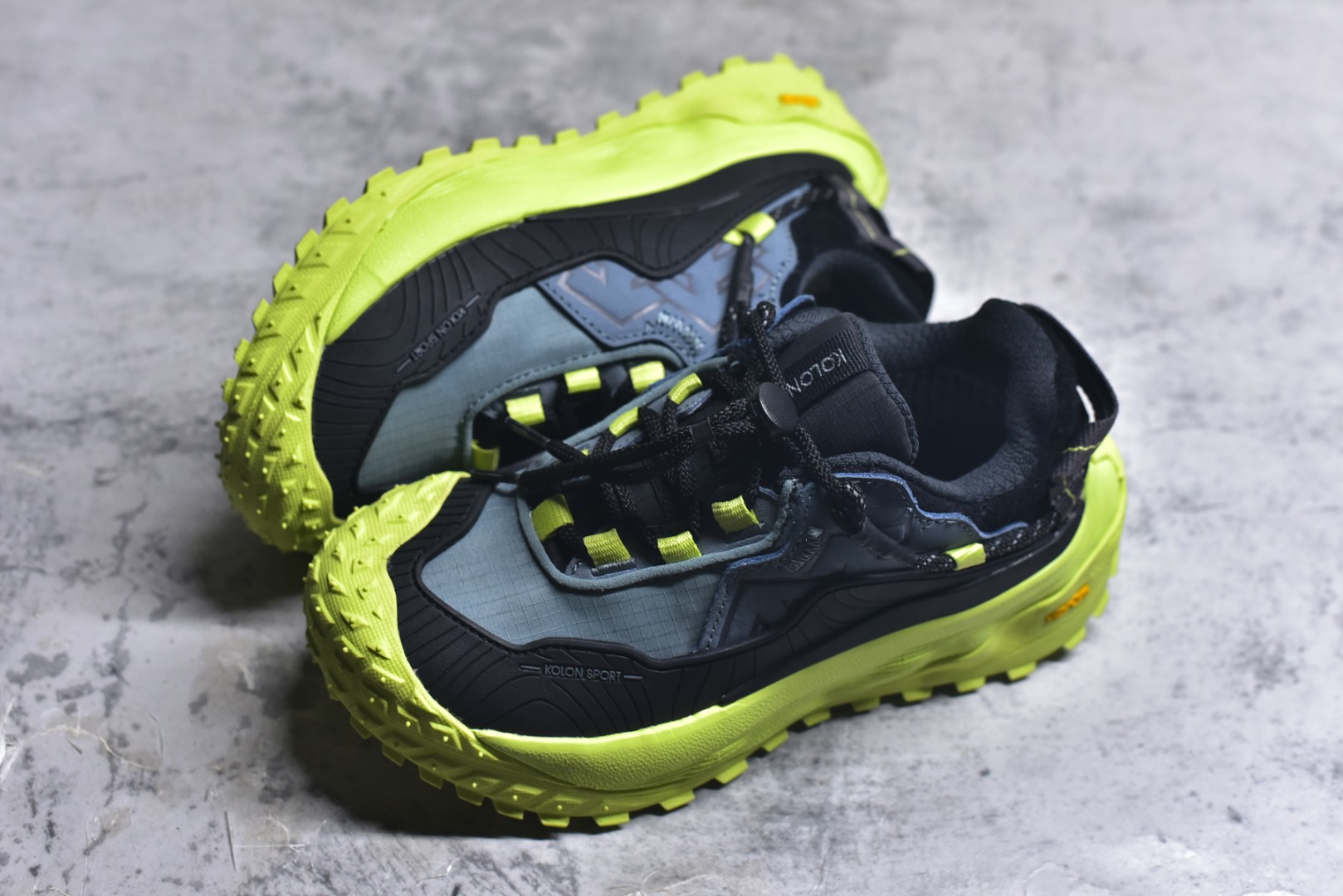 图片[7]-#可隆KOLON LITCAMP GTX 防水支撑轻便回弹 低帮徒步鞋 广东纯原大厂出品 纯原版本 脚感软到像踩云朵☁️—鞋面柔软贴合脚型 走石子路也不硌脚 防滑V黄金大底纹路深似锯齿，泥地、陡坡都稳稳拿捏 下雨天也不怕打滑 黑色耐脏又百搭 日常穿去上班是低调质感 进山徒步是可靠装备，从城市到山野，一双鞋承包所有 “出走计划” 货号： LUFG5A153722 尺码：36.5 37 38 38.5 39 40 40.5 41 42 42.5 43 44 45 46-选品中心