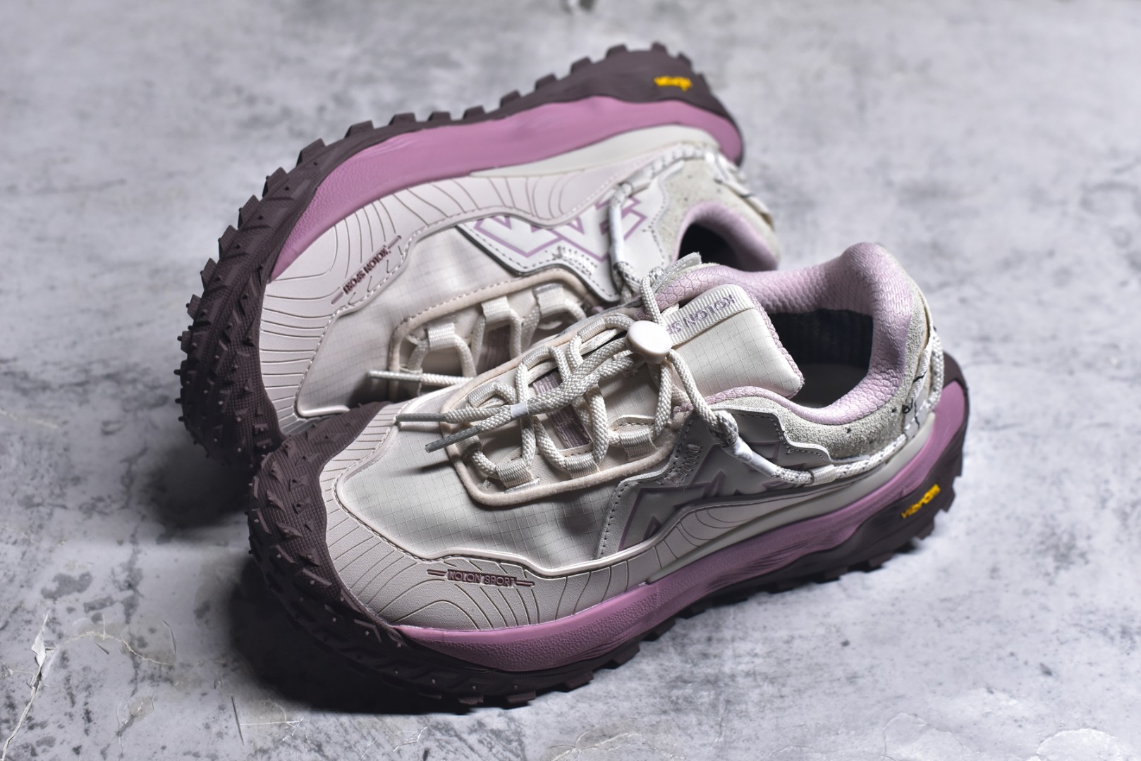 图片[7]-#可隆KOLON LITCAMP GTX 防水支撑轻便回弹 低帮徒步鞋 广东纯原大厂出品 纯原版本 脚感软到像踩云朵☁️—鞋面柔软贴合脚型 走石子路也不硌脚 防滑V黄金大底纹路深似锯齿，泥地、陡坡都稳稳拿捏 下雨天也不怕打滑 黑色耐脏又百搭 日常穿去上班是低调质感 进山徒步是可靠装备，从城市到山野，一双鞋承包所有 “出走计划” 货号： LUFG5A153722 尺码：36.5 37 38 38.5 39 40 40.5 41 42 42.5 43 44 45 46-选品中心