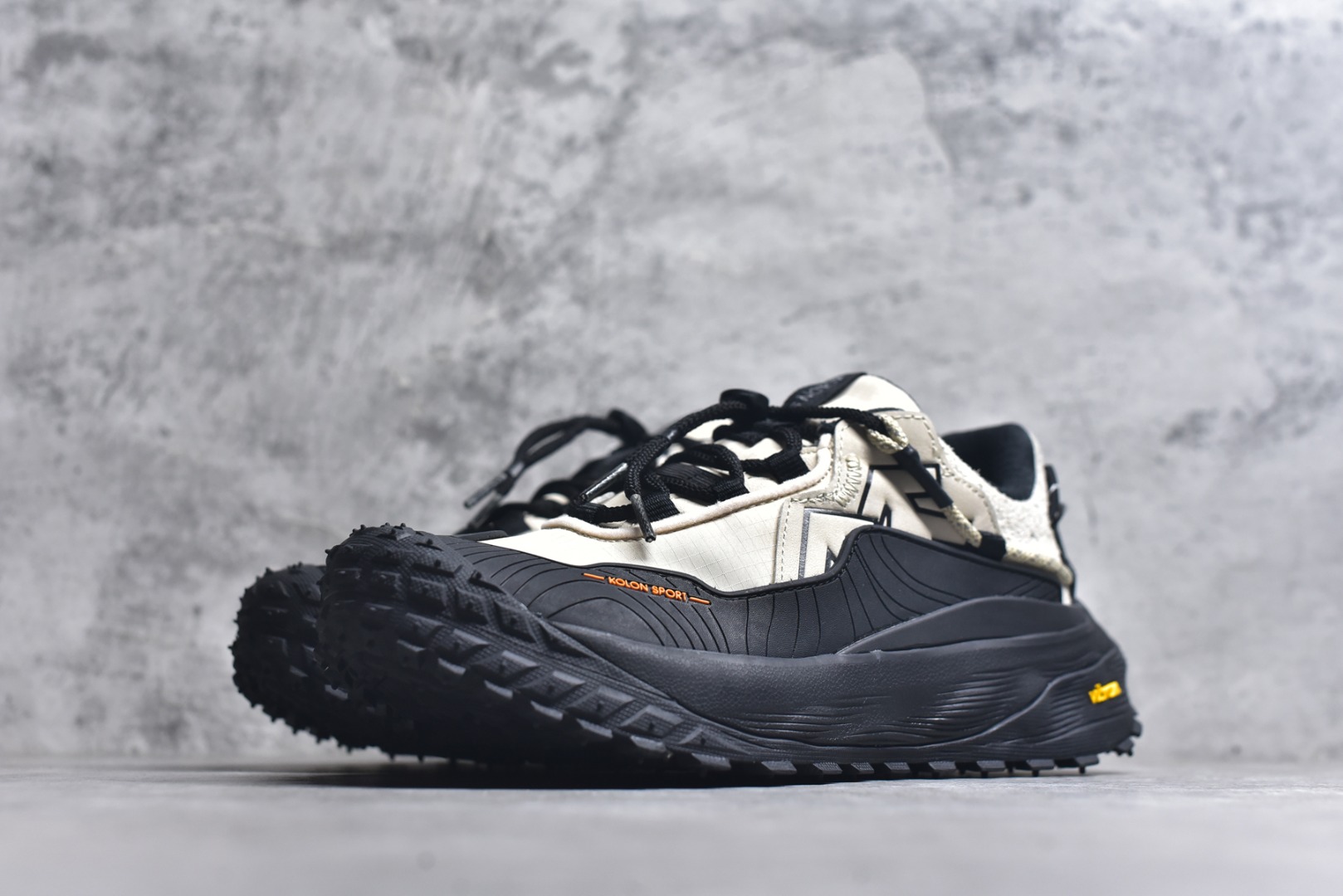 图片[2]-#可隆KOLON LITCAMP GTX 防水支撑轻便回弹 低帮徒步鞋 广东纯原大厂出品 纯原版本 脚感软到像踩云朵☁️—鞋面柔软贴合脚型 走石子路也不硌脚 防滑V黄金大底纹路深似锯齿，泥地、陡坡都稳稳拿捏 下雨天也不怕打滑 黑色耐脏又百搭 日常穿去上班是低调质感 进山徒步是可靠装备，从城市到山野，一双鞋承包所有 “出走计划” 货号： LUFG5A153722 尺码：36.5 37 38 38.5 39 40 40.5 41 42 42.5 43 44 45 46-选品中心