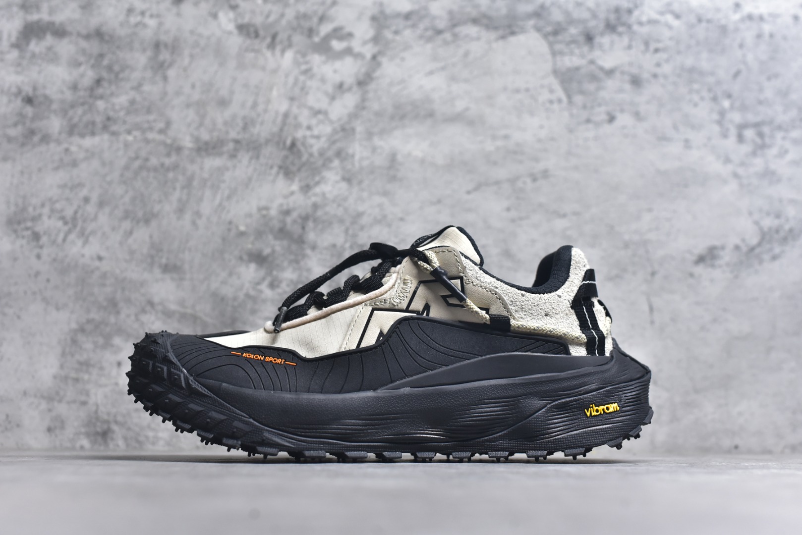 #可隆KOLON LITCAMP GTX 防水支撑轻便回弹 低帮徒步鞋 广东纯原大厂出品 纯原版本 脚感软到像踩云朵☁️—鞋面柔软贴合脚型 走石子路也不硌脚 防滑V黄金大底纹路深似锯齿，泥地、陡坡都稳稳拿捏 下雨天也不怕打滑 黑色耐脏又百搭 日常穿去上班是低调质感 进山徒步是可靠装备，从城市到山野，一双鞋承包所有 “出走计划” 货号： LUFG5A153722 尺码：36.5 37 38 38.5 39 40 40.5 41 42 42.5 43 44 45 46-选品中心