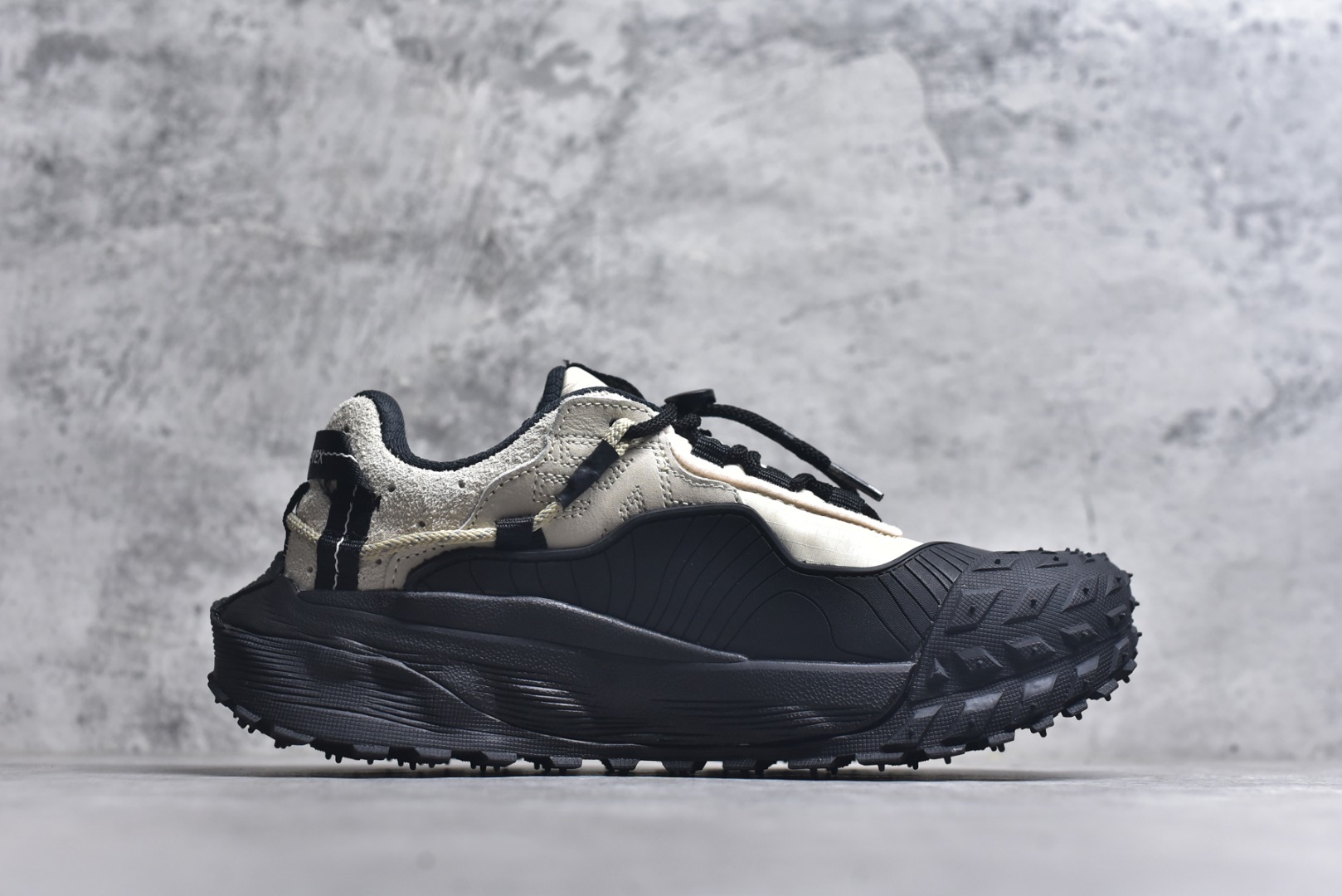 图片[3]-#可隆KOLON LITCAMP GTX 防水支撑轻便回弹 低帮徒步鞋 广东纯原大厂出品 纯原版本 脚感软到像踩云朵☁️—鞋面柔软贴合脚型 走石子路也不硌脚 防滑V黄金大底纹路深似锯齿，泥地、陡坡都稳稳拿捏 下雨天也不怕打滑 黑色耐脏又百搭 日常穿去上班是低调质感 进山徒步是可靠装备，从城市到山野，一双鞋承包所有 “出走计划” 货号： LUFG5A153722 尺码：36.5 37 38 38.5 39 40 40.5 41 42 42.5 43 44 45 46-选品中心