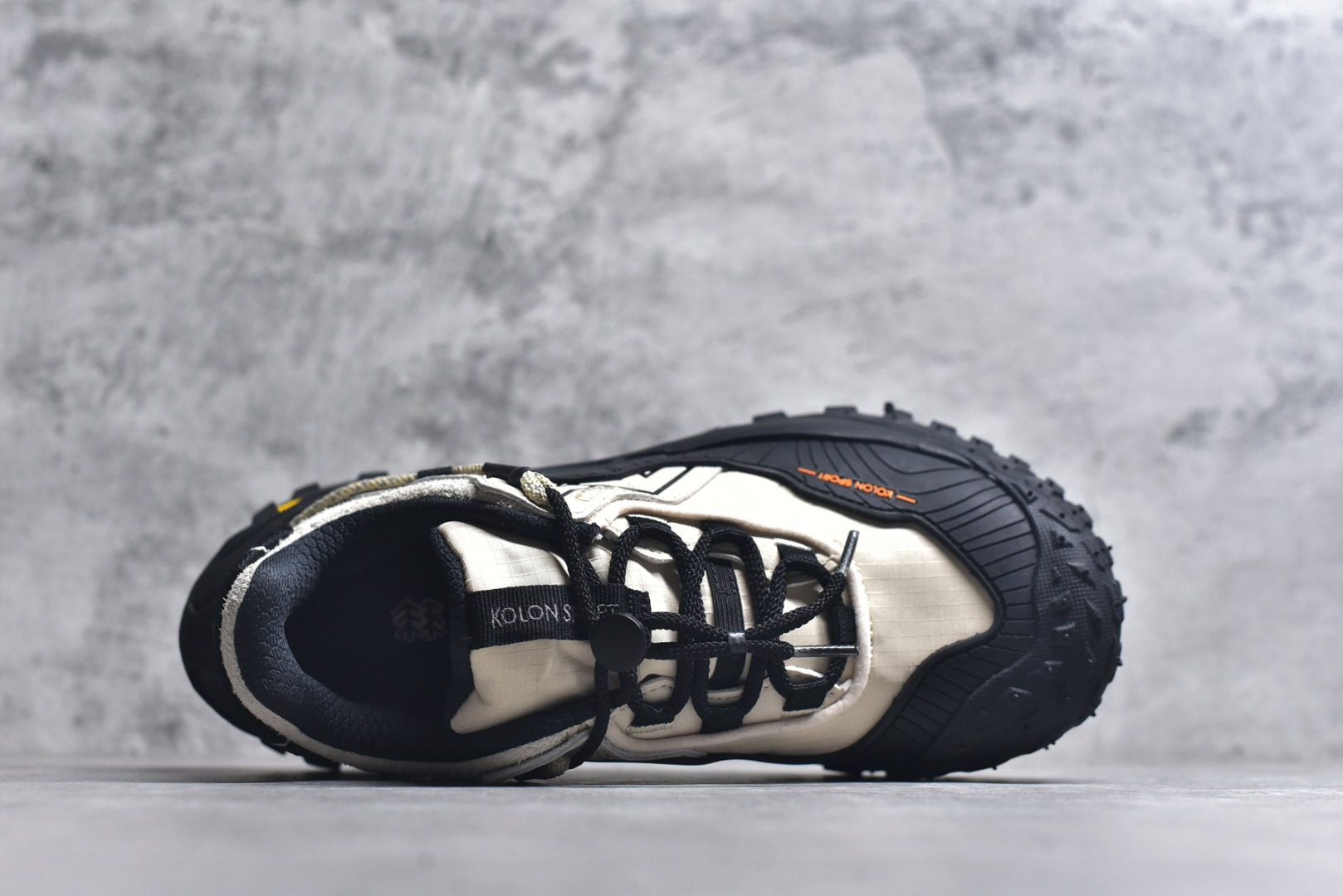 图片[4]-#可隆KOLON LITCAMP GTX 防水支撑轻便回弹 低帮徒步鞋 广东纯原大厂出品 纯原版本 脚感软到像踩云朵☁️—鞋面柔软贴合脚型 走石子路也不硌脚 防滑V黄金大底纹路深似锯齿，泥地、陡坡都稳稳拿捏 下雨天也不怕打滑 黑色耐脏又百搭 日常穿去上班是低调质感 进山徒步是可靠装备，从城市到山野，一双鞋承包所有 “出走计划” 货号： LUFG5A153722 尺码：36.5 37 38 38.5 39 40 40.5 41 42 42.5 43 44 45 46-选品中心