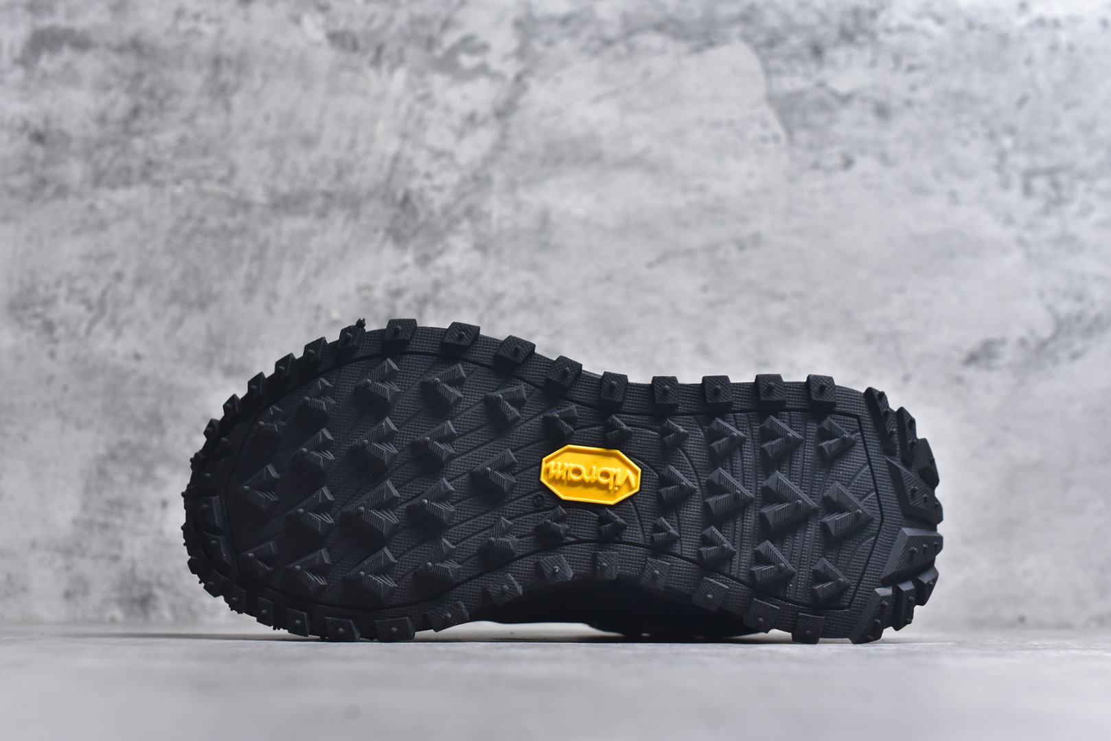 图片[6]-#可隆KOLON LITCAMP GTX 防水支撑轻便回弹 低帮徒步鞋 广东纯原大厂出品 纯原版本 脚感软到像踩云朵☁️—鞋面柔软贴合脚型 走石子路也不硌脚 防滑V黄金大底纹路深似锯齿，泥地、陡坡都稳稳拿捏 下雨天也不怕打滑 黑色耐脏又百搭 日常穿去上班是低调质感 进山徒步是可靠装备，从城市到山野，一双鞋承包所有 “出走计划” 货号： LUFG5A153722 尺码：36.5 37 38 38.5 39 40 40.5 41 42 42.5 43 44 45 46-选品中心